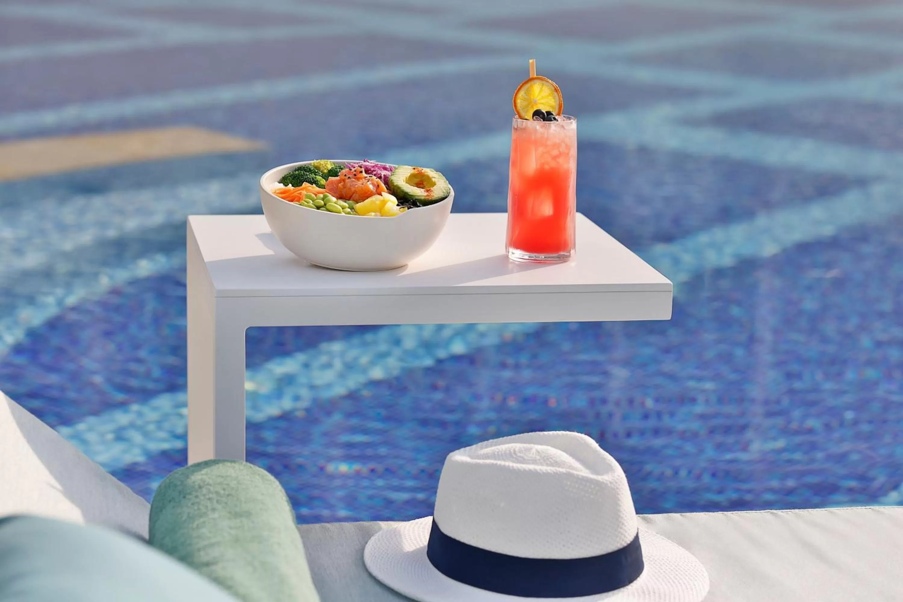 Swimming pool in Marriott Resort Palm Jumeirah, Dubai