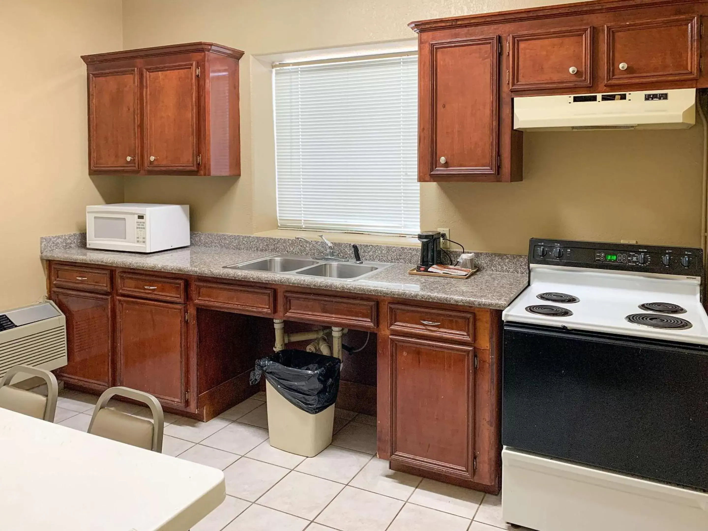 Photo of the whole room, Kitchen/Kitchenette in Quality Suites Houston NW Cy-Fair