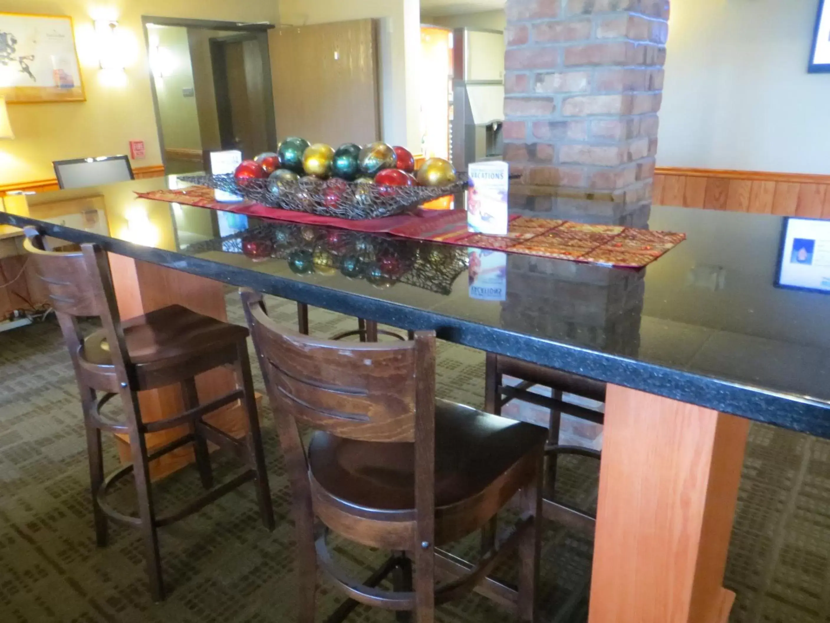 Decorative detail, Dining Area in Cobblestone Hotel and Suites - Baldwin