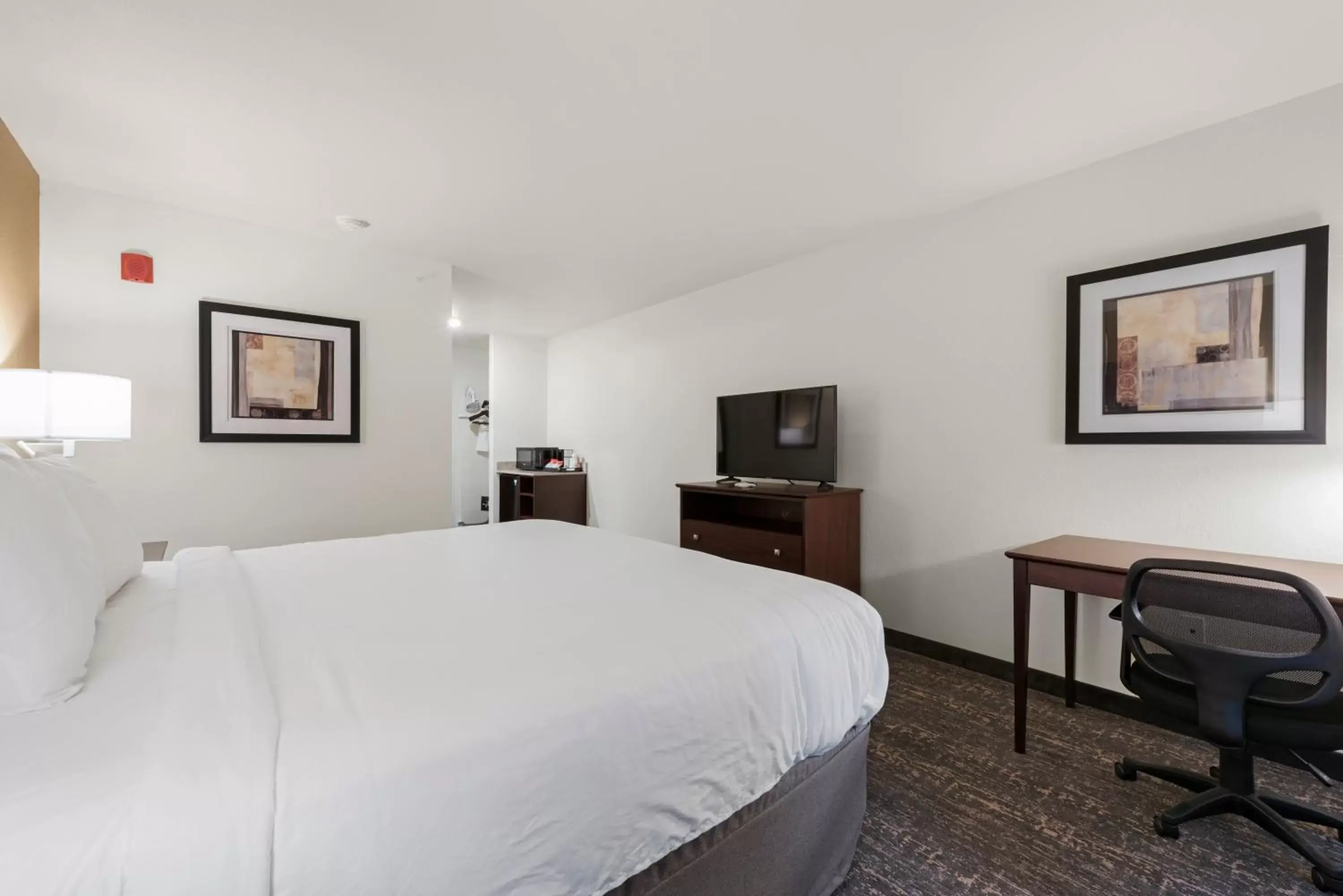 Bed in Cobblestone Hotel & Suites - Urbana