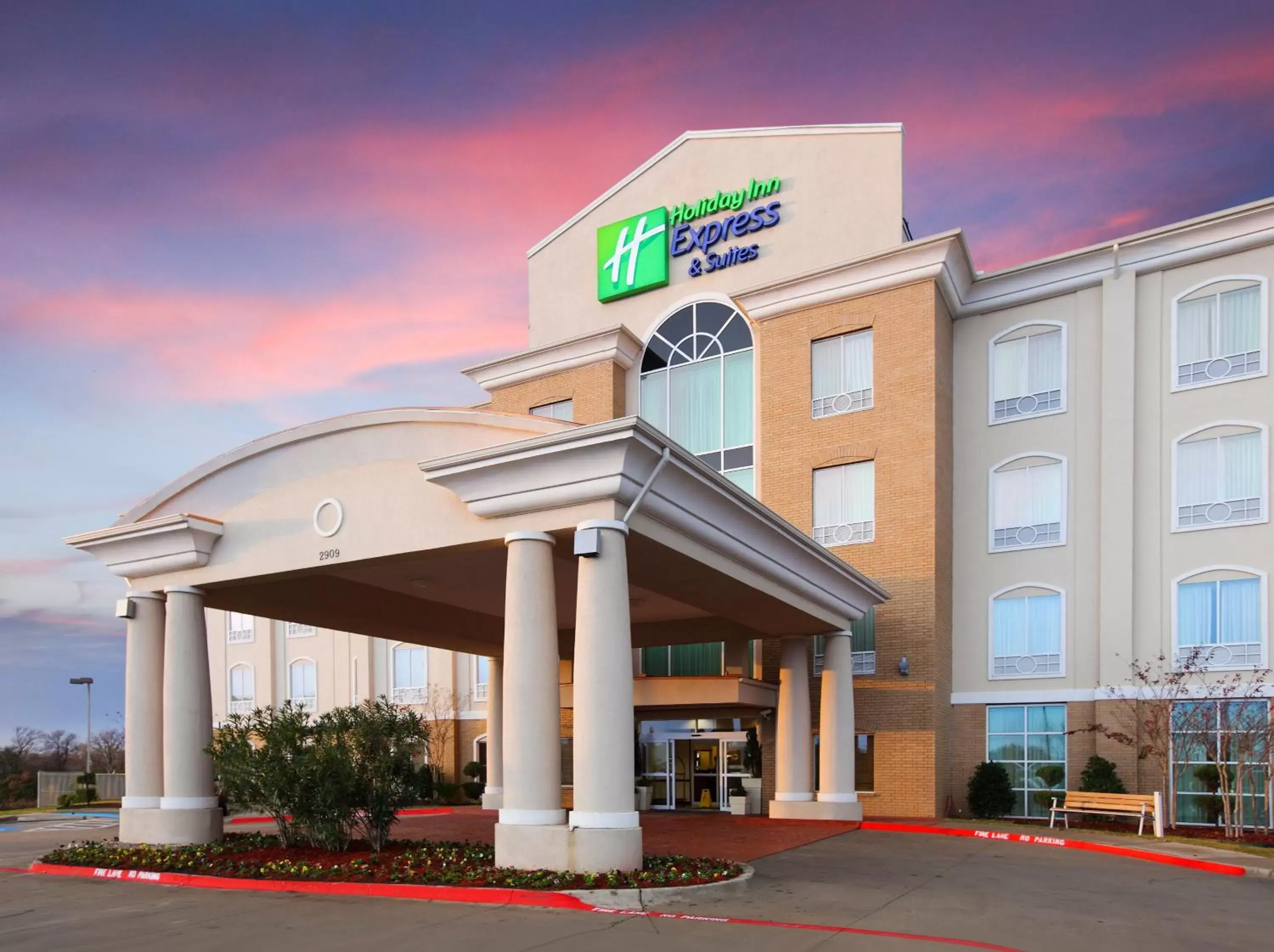 Property Building in Holiday Inn Express Hotel & Suites Sherman Highway 75, an IHG Hotel