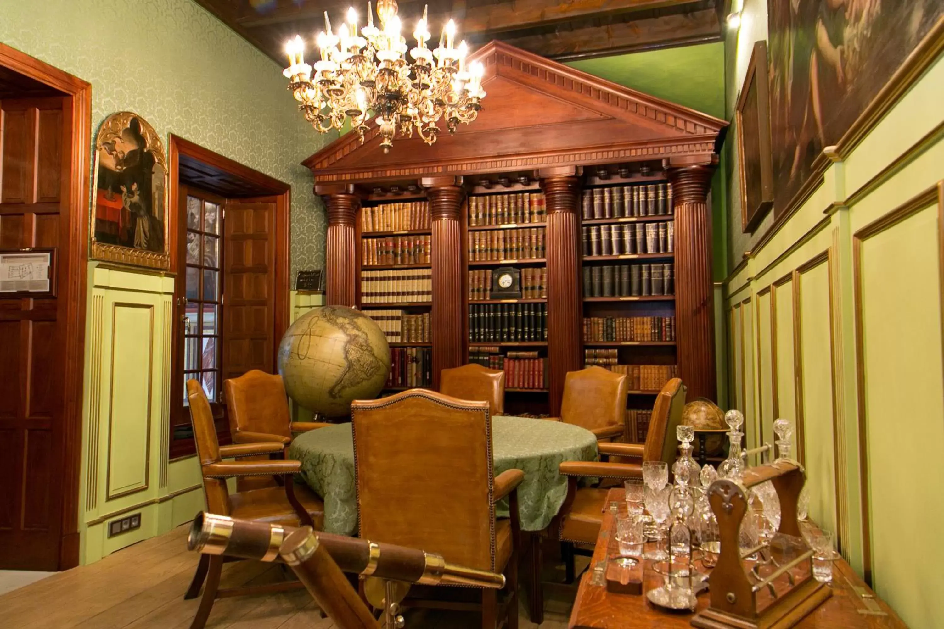 Library in Hotel Ateneo Sevilla