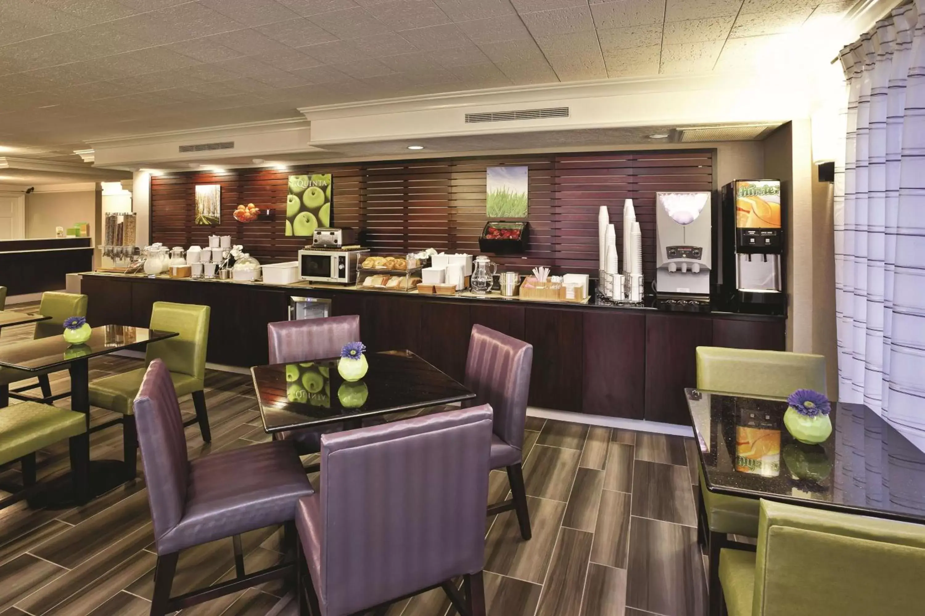 Restaurant/Places to Eat in La Quinta Inn by Wyndham Nashville South