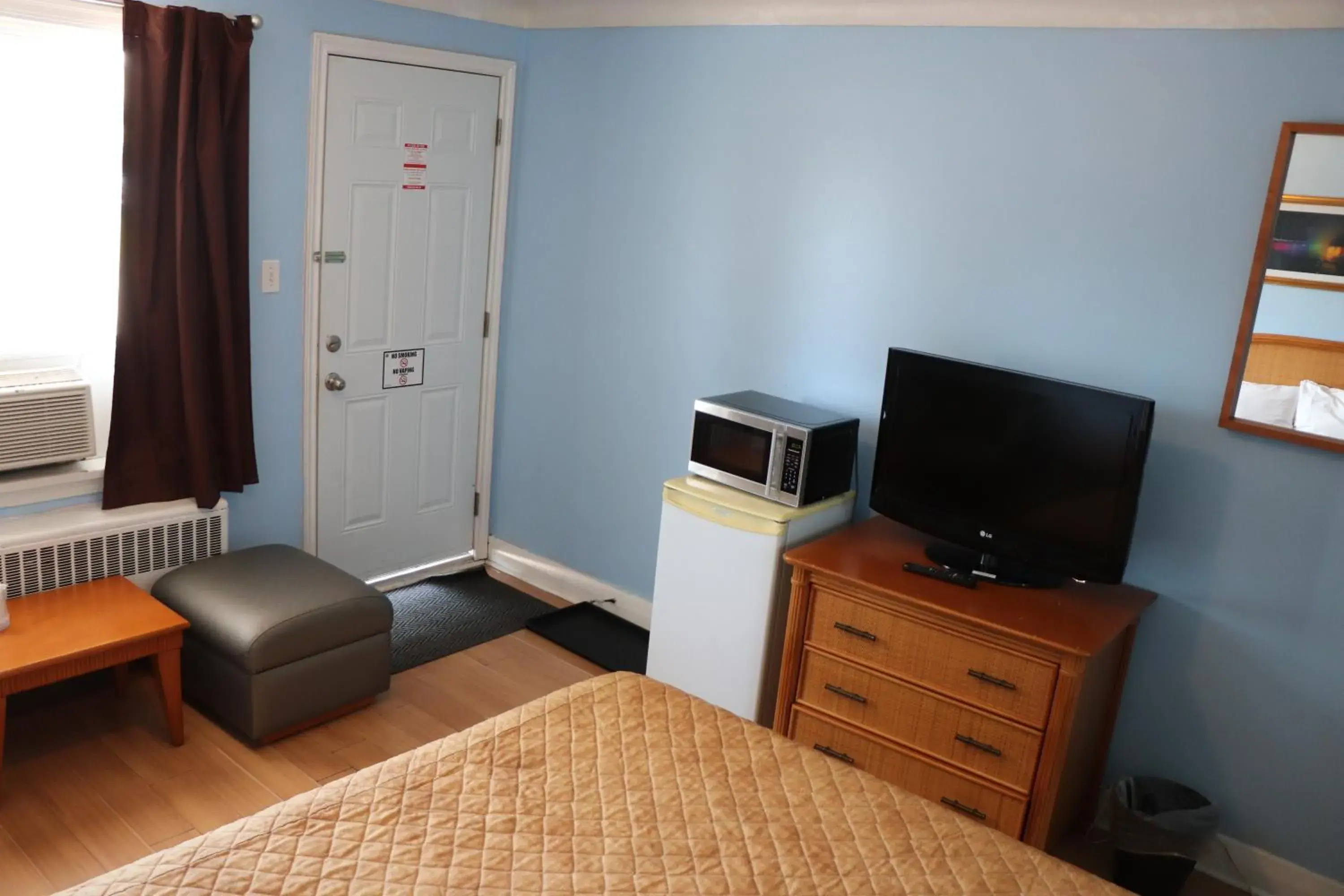 Bed, TV/Entertainment Center in Falcon Inn