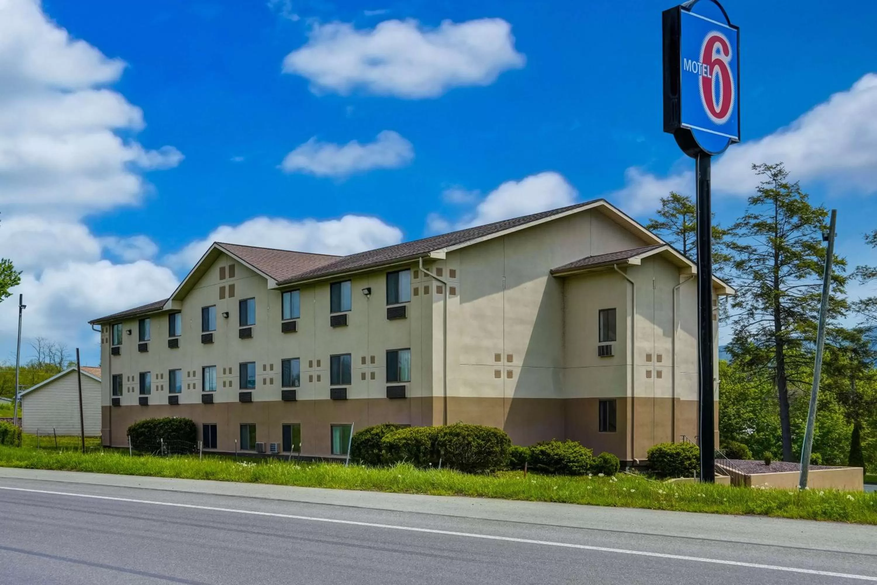 Property building in Motel 6-Montoursville, PA - Williamsport
