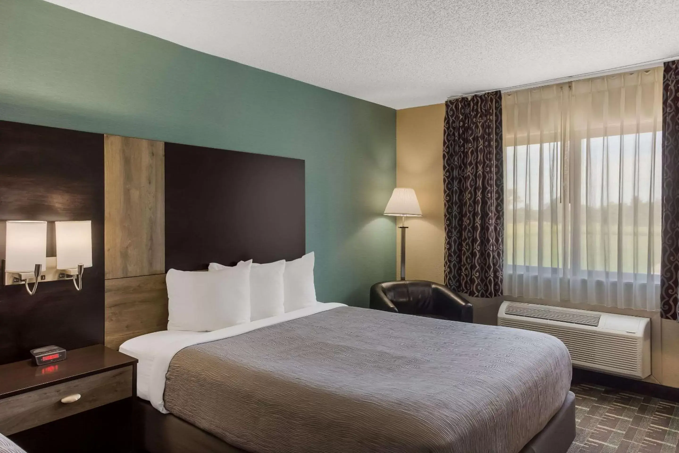 Bedroom, Bed in Quality Inn Galesburg near US Highway 34 and I-74