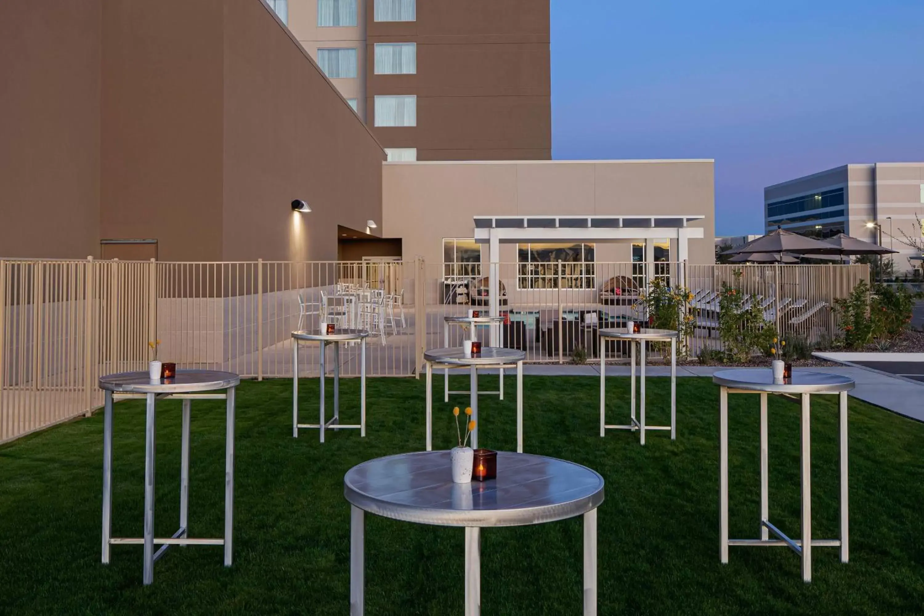 Swimming pool in Marriott Phoenix Chandler