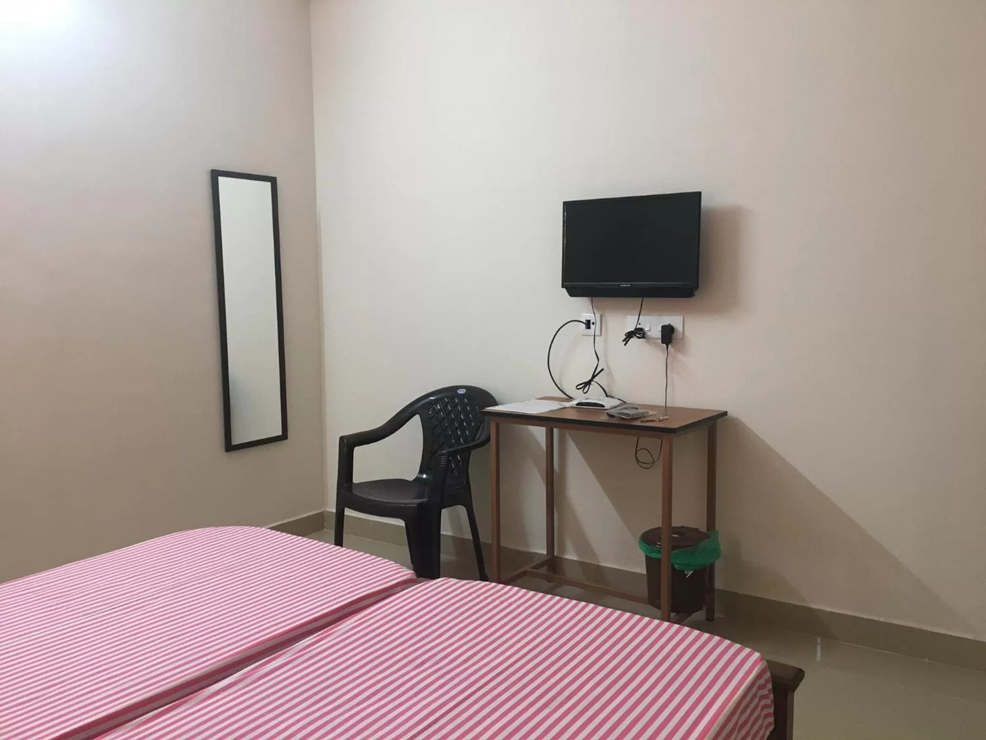 Bedroom, TV/Entertainment Center in Shantham Service Apartments