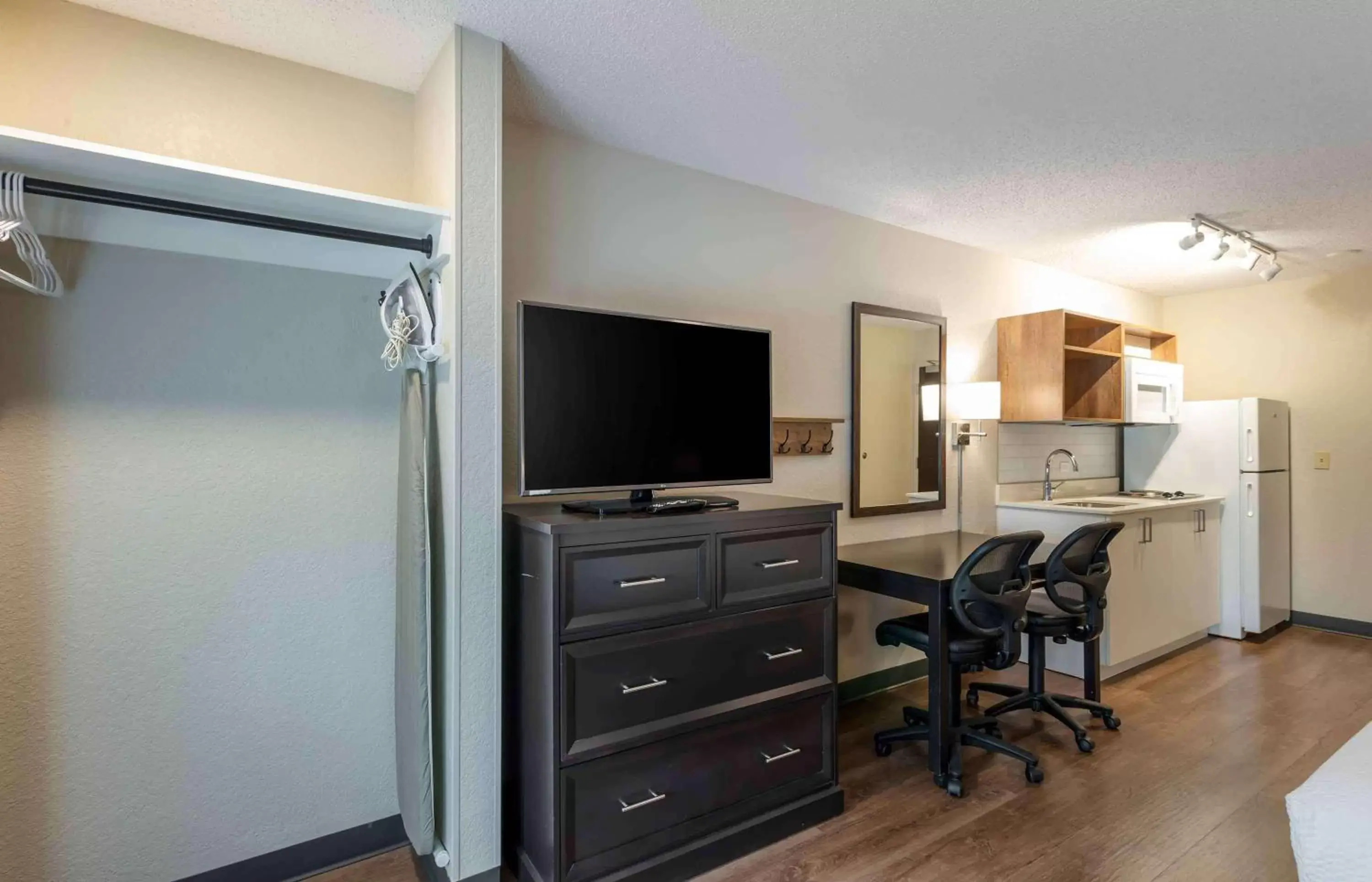 Bedroom, TV/Entertainment Center in Extended Stay America Suites - San Francisco - San Mateo - SFO