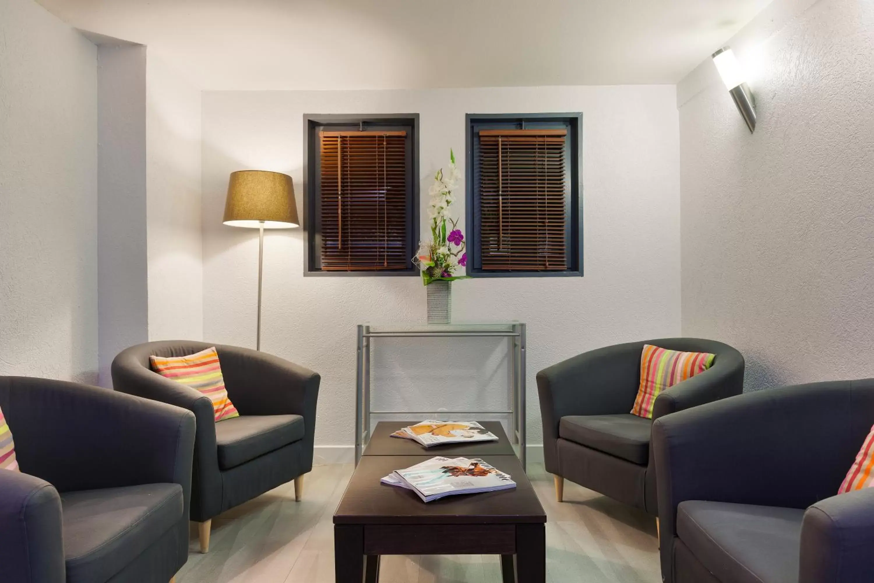 Living room, Seating Area in Comfort Hotel Evreux