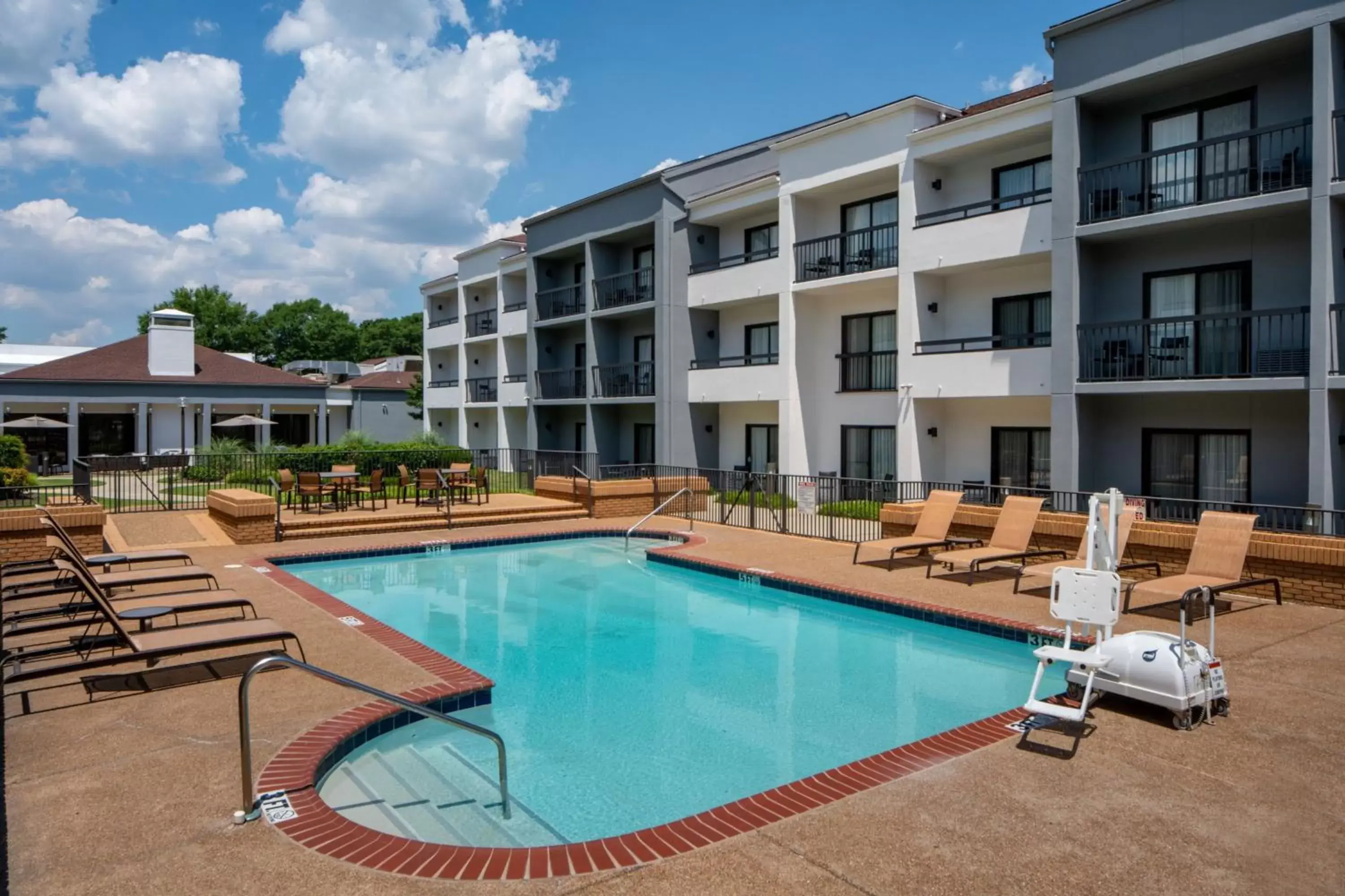 Swimming Pool in Courtyard by Marriott Nashville Brentwood