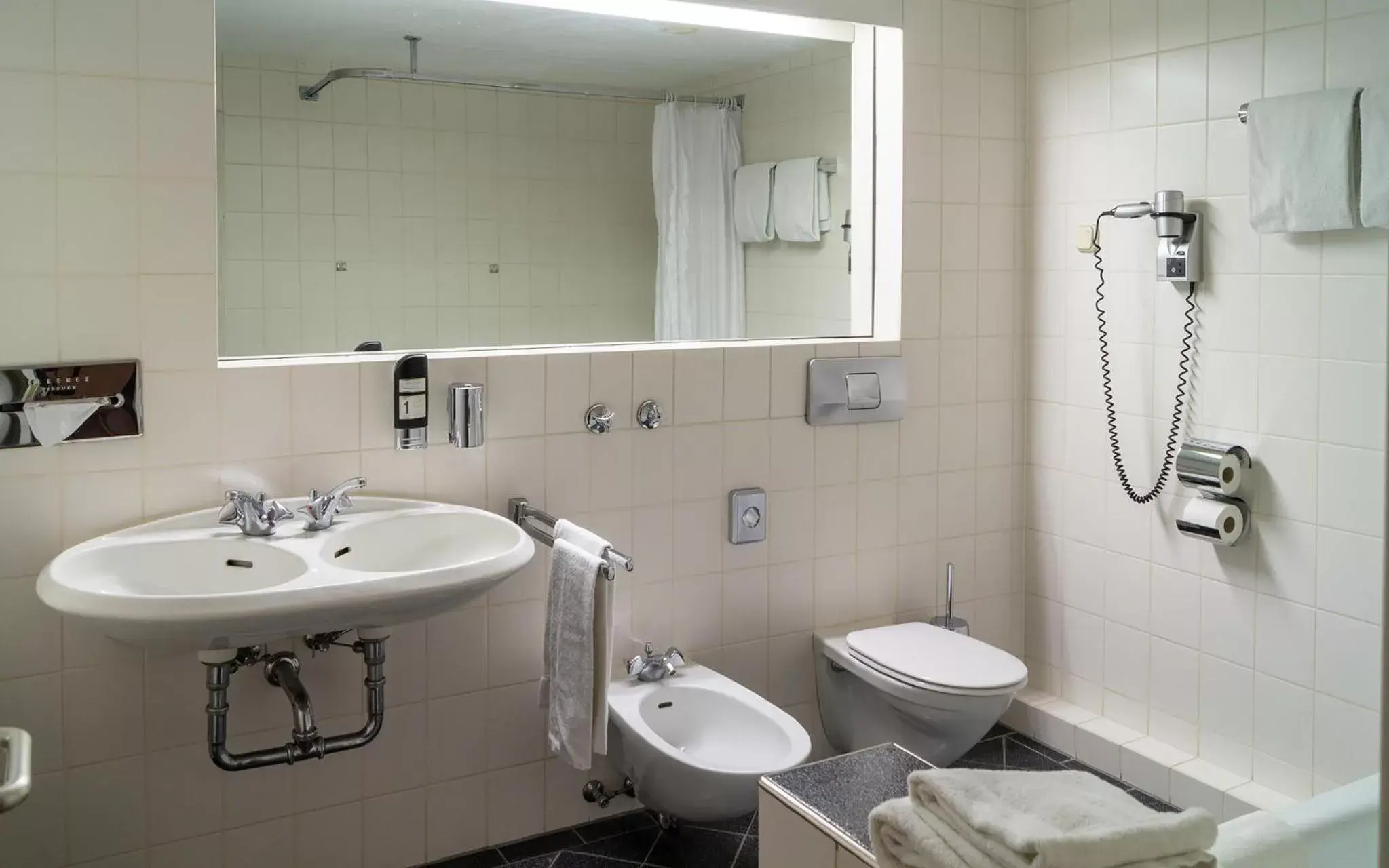 Property building, Bathroom in Trip Inn Bristol Hotel Mainz