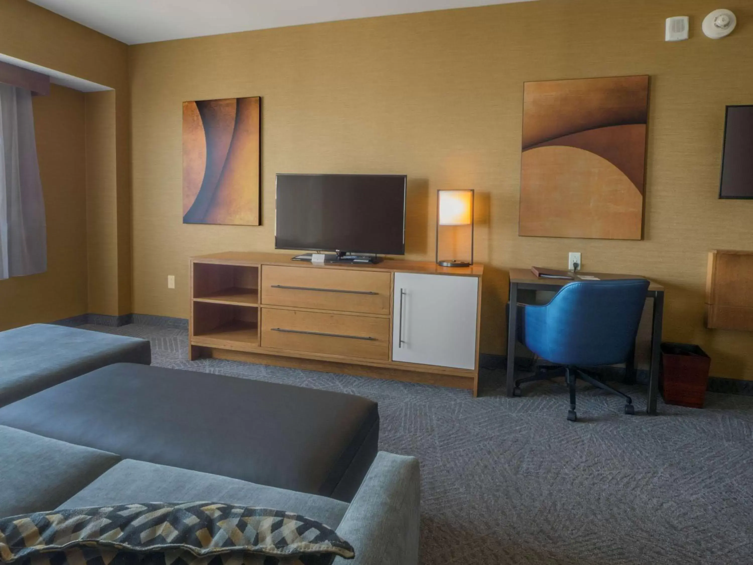 Bedroom, TV/Entertainment Center in DoubleTree by Hilton Hotel Niagara Falls New York