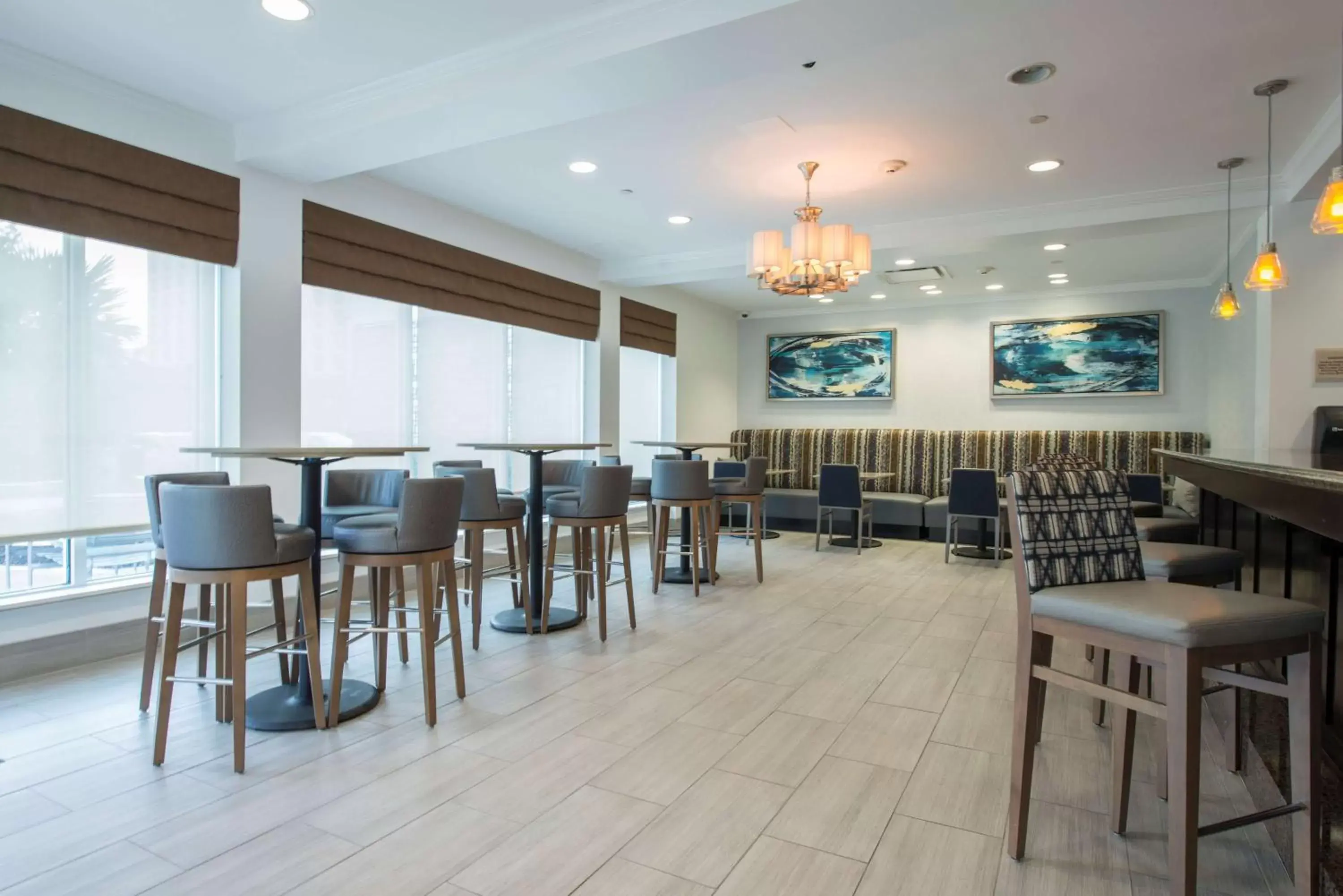 Lounge or bar, Restaurant/Places to Eat in Hilton Garden Inn Atlanta Airport North