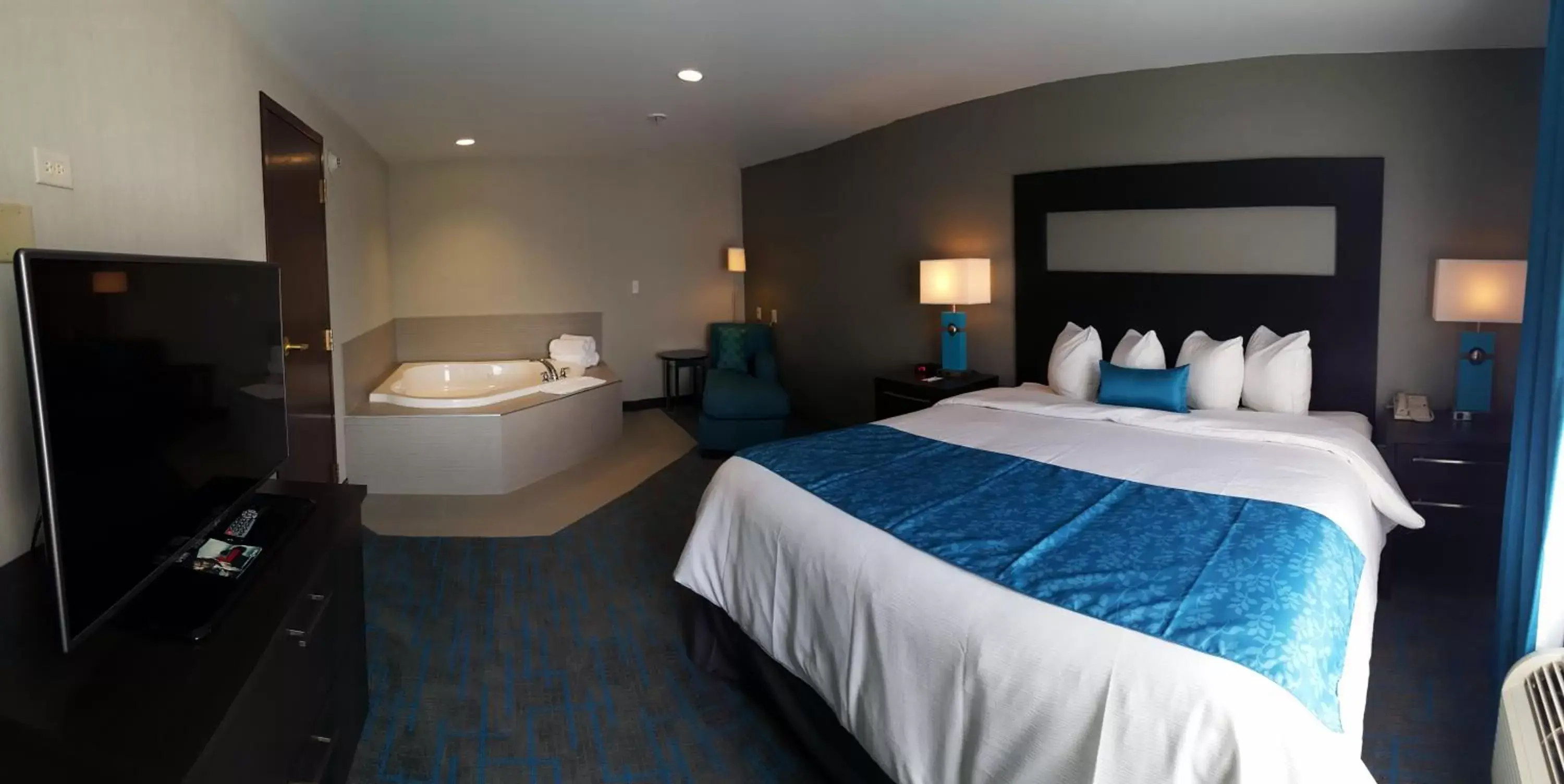 Photo of the whole room, Bed in Holiday Inn & Suites Syracuse Airport - Liverpool, an IHG Hotel