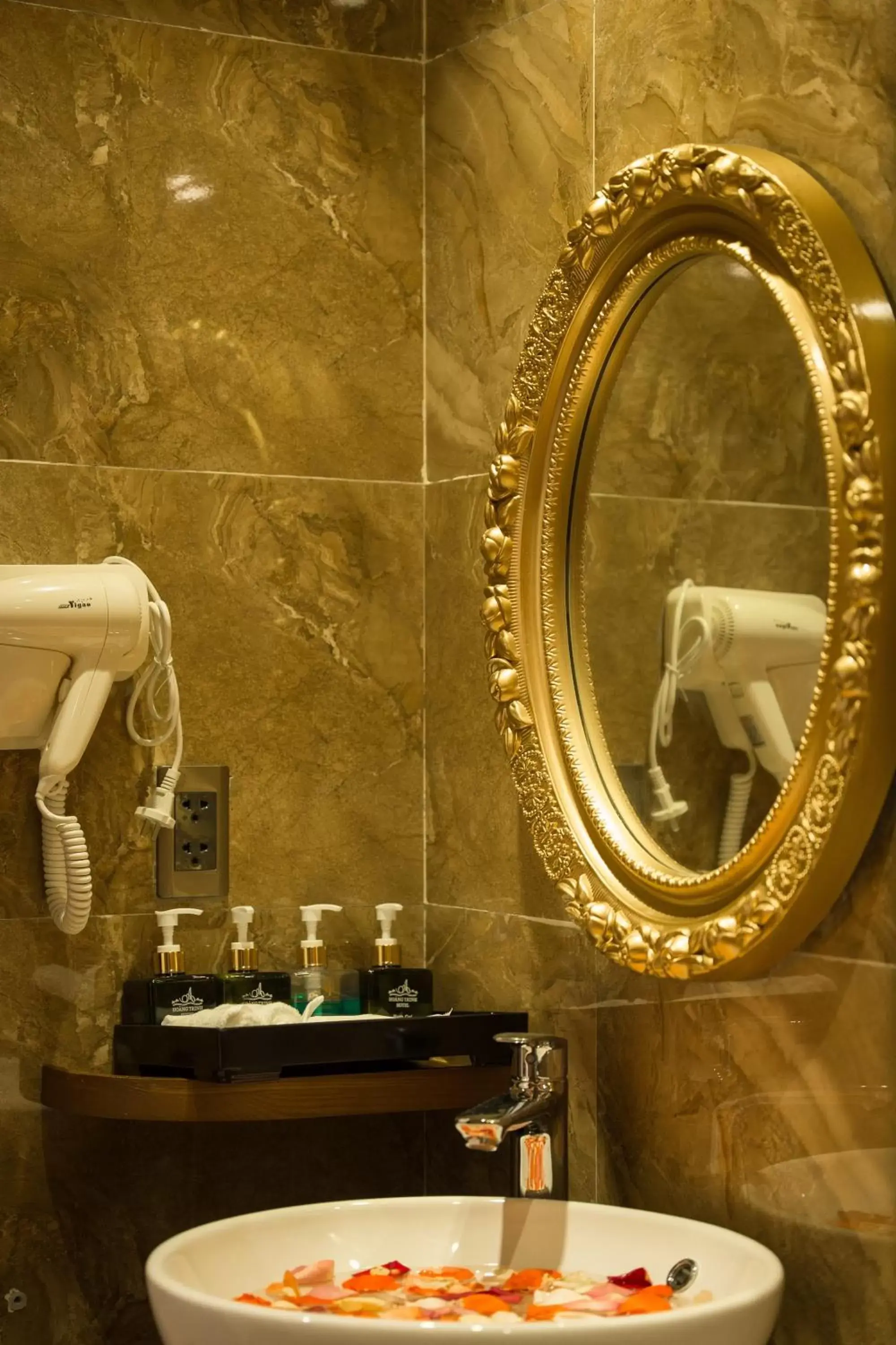 Bathroom in Hoang Trinh Hotel Bathroom in Hoang Trinh Hotel