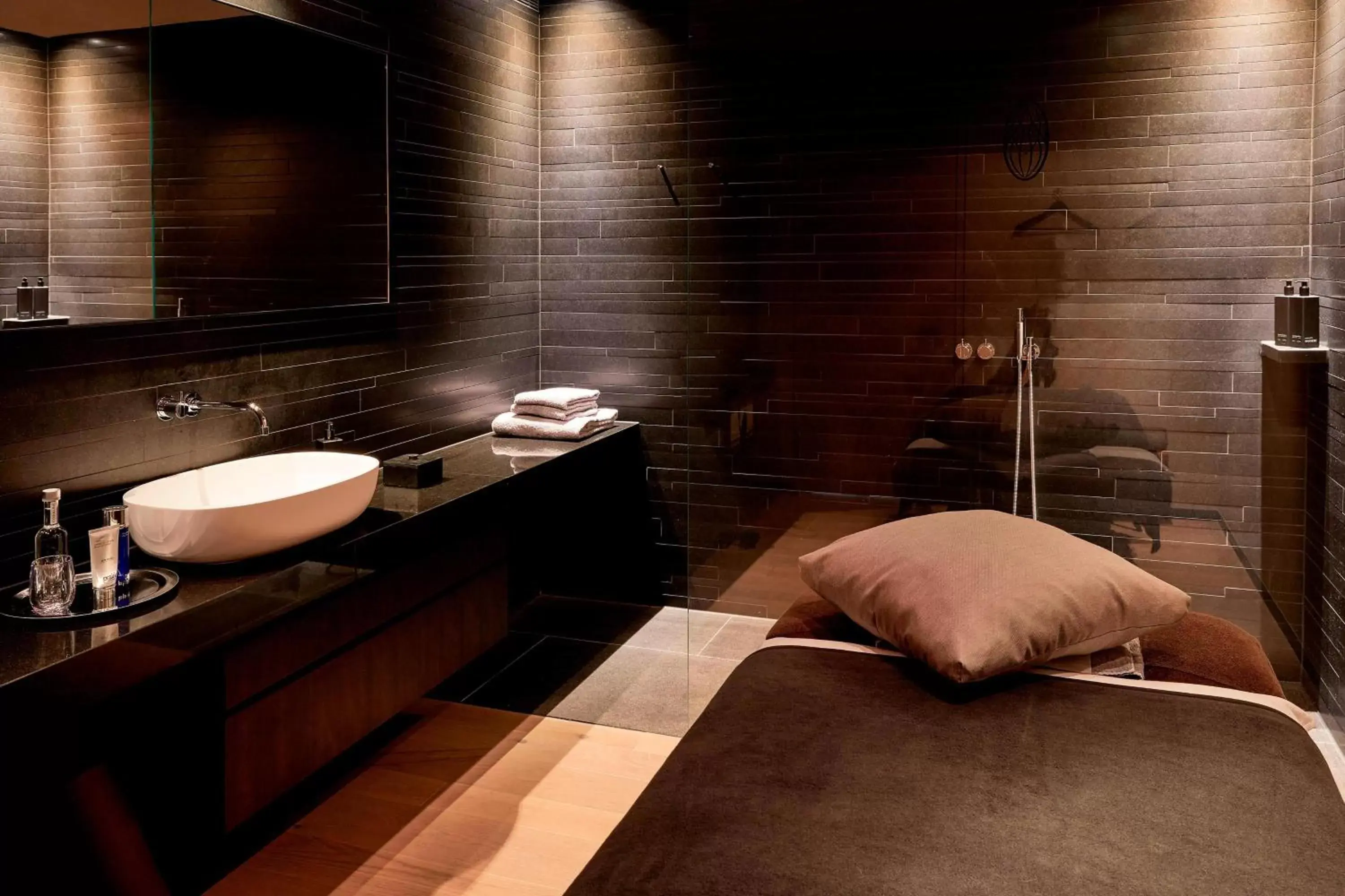 Spa and wellness centre/facilities, Bathroom in Roomers Baden-Baden, Autograph Collection