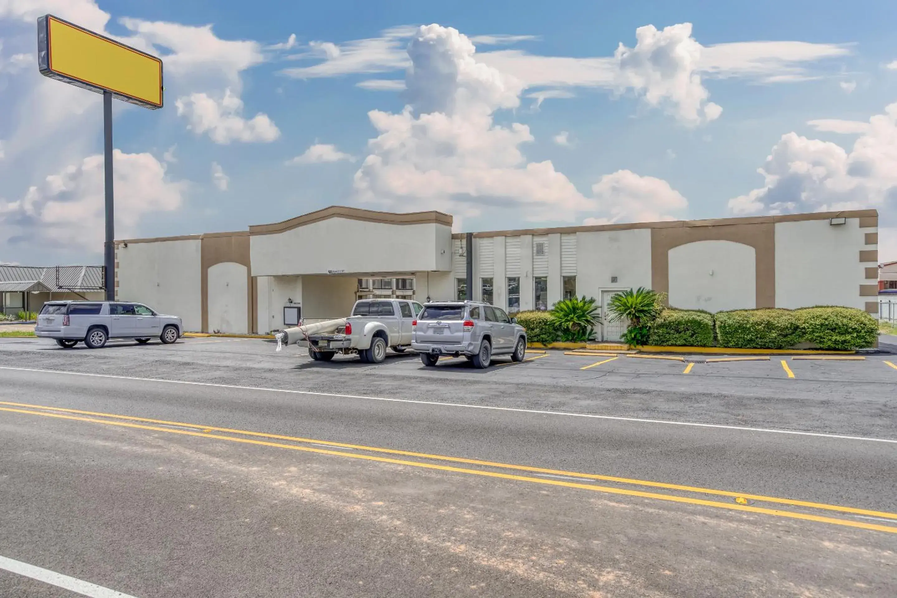 Property Building in OYO Hotel Alexandria LA- Hwy 165