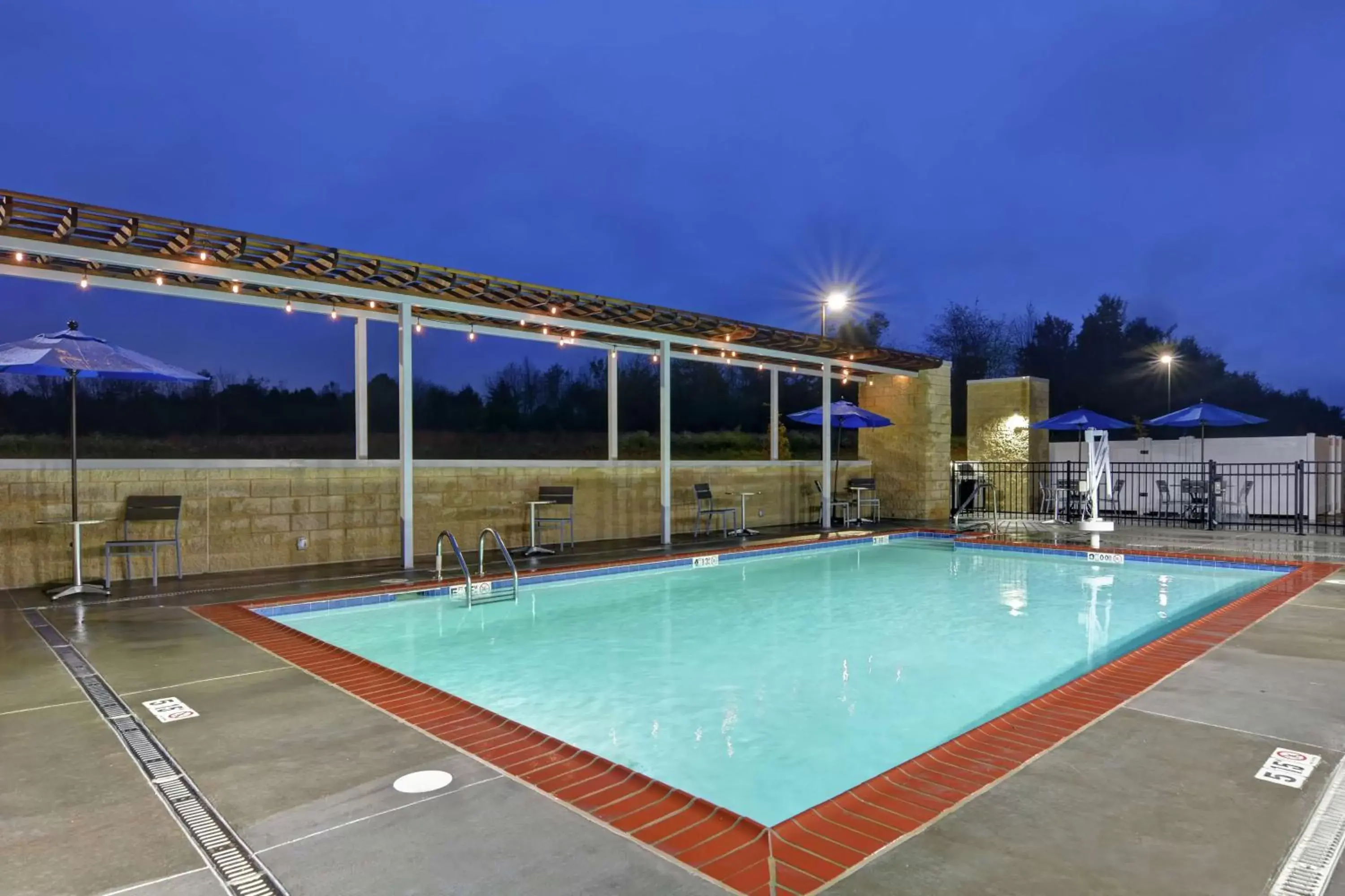 Property building, Swimming Pool in Home2 Suites By Hilton Springdale