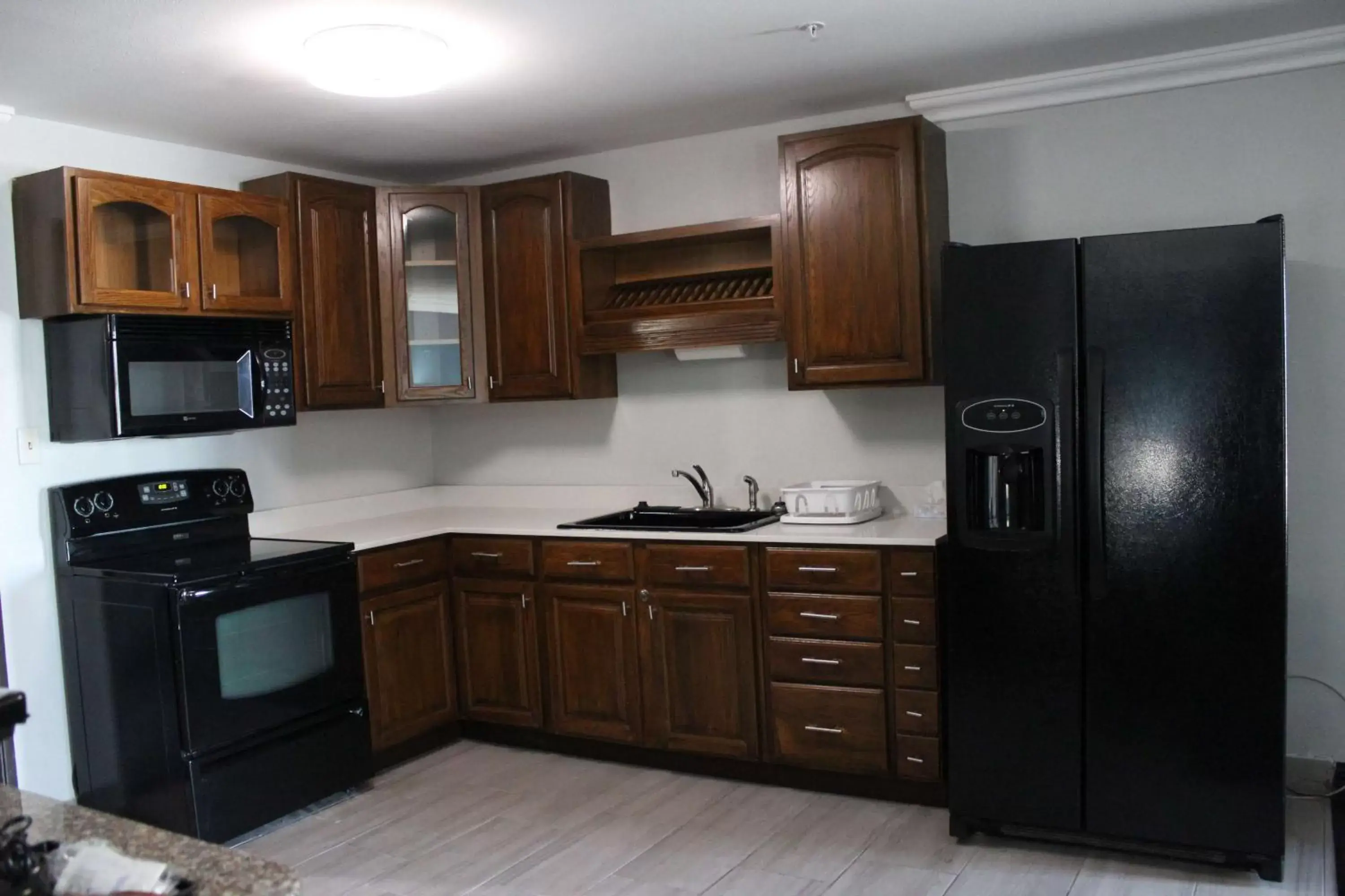 Kitchen or kitchenette, Kitchen/Kitchenette in Best Western Medical Center North Inn & Suites Near Six Flags