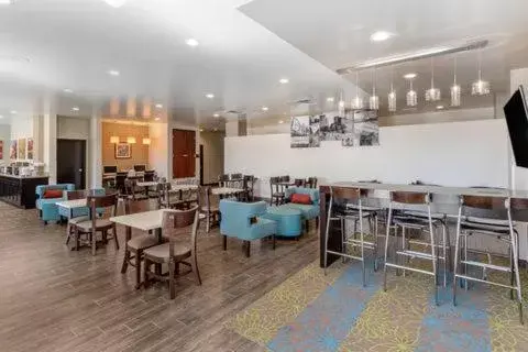 Communal lounge/ TV room, Restaurant/Places to Eat in MainStay Suites Denver International Airport