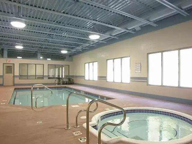 Swimming Pool in Glenwood Inn & Suites