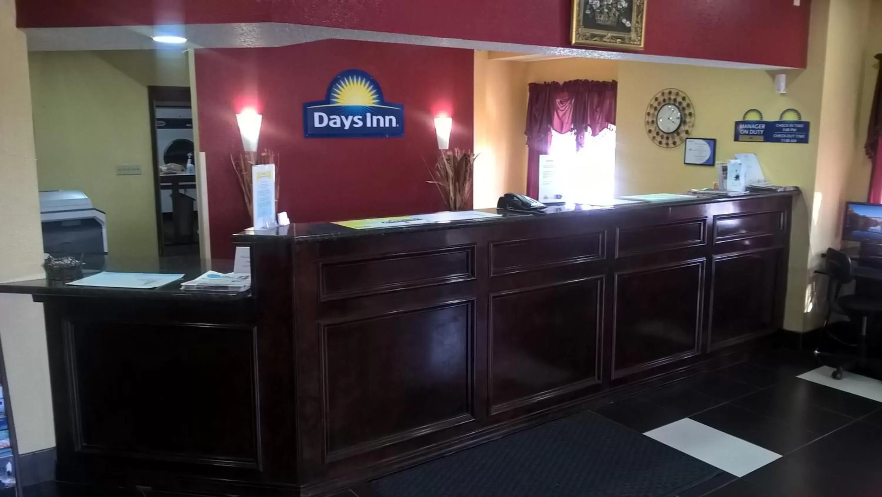 Lobby or reception, Lobby/Reception in Days Inn & Suites by Wyndham Hutchinson