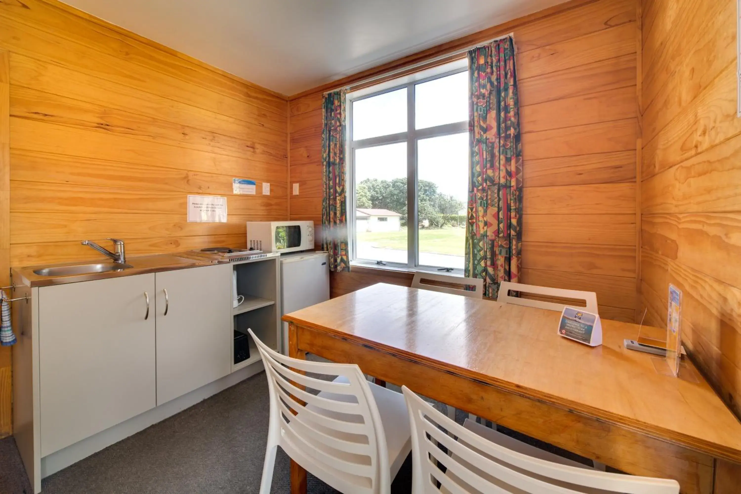 Kitchen or kitchenette, Dining Area in Wellington TOP 10 Holiday Park