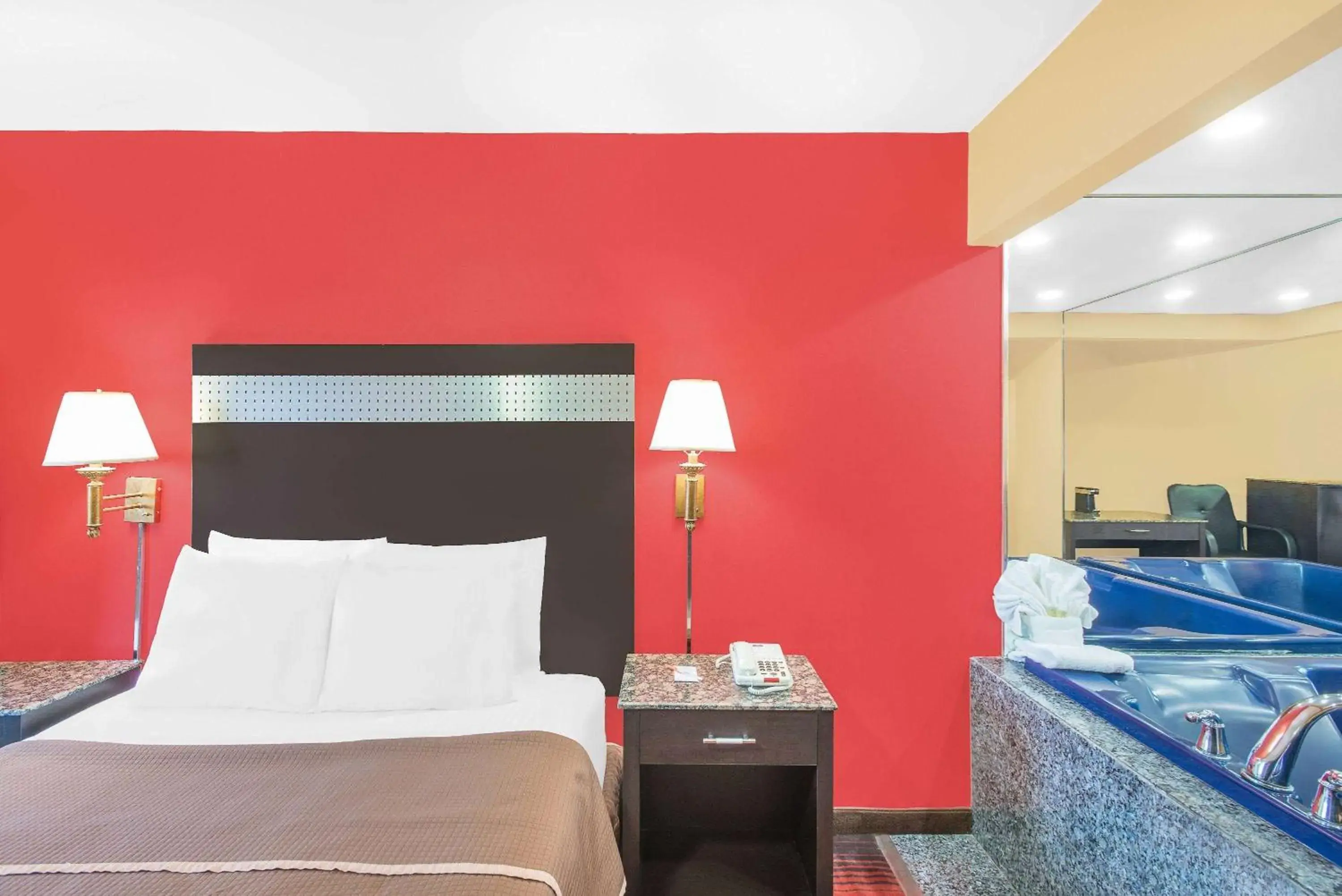 Photo of the whole room, Bed in Howard Johnson by Wyndham North Bergen