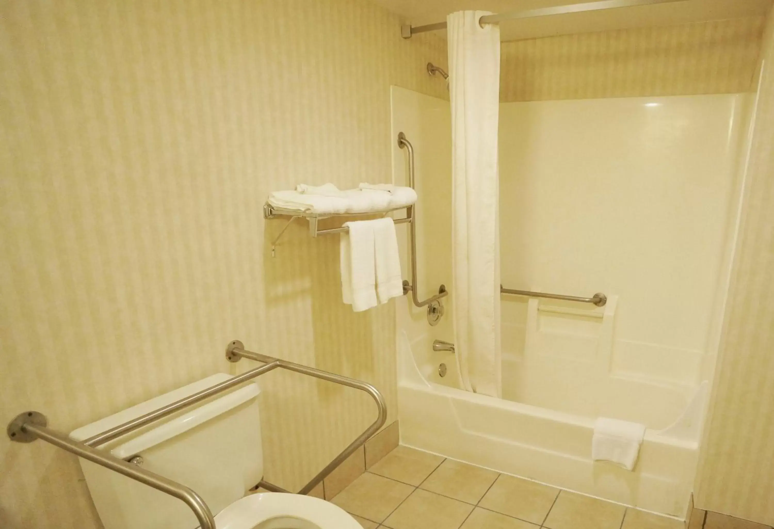 Bathroom in Red Roof Inn Gurnee - Waukegan