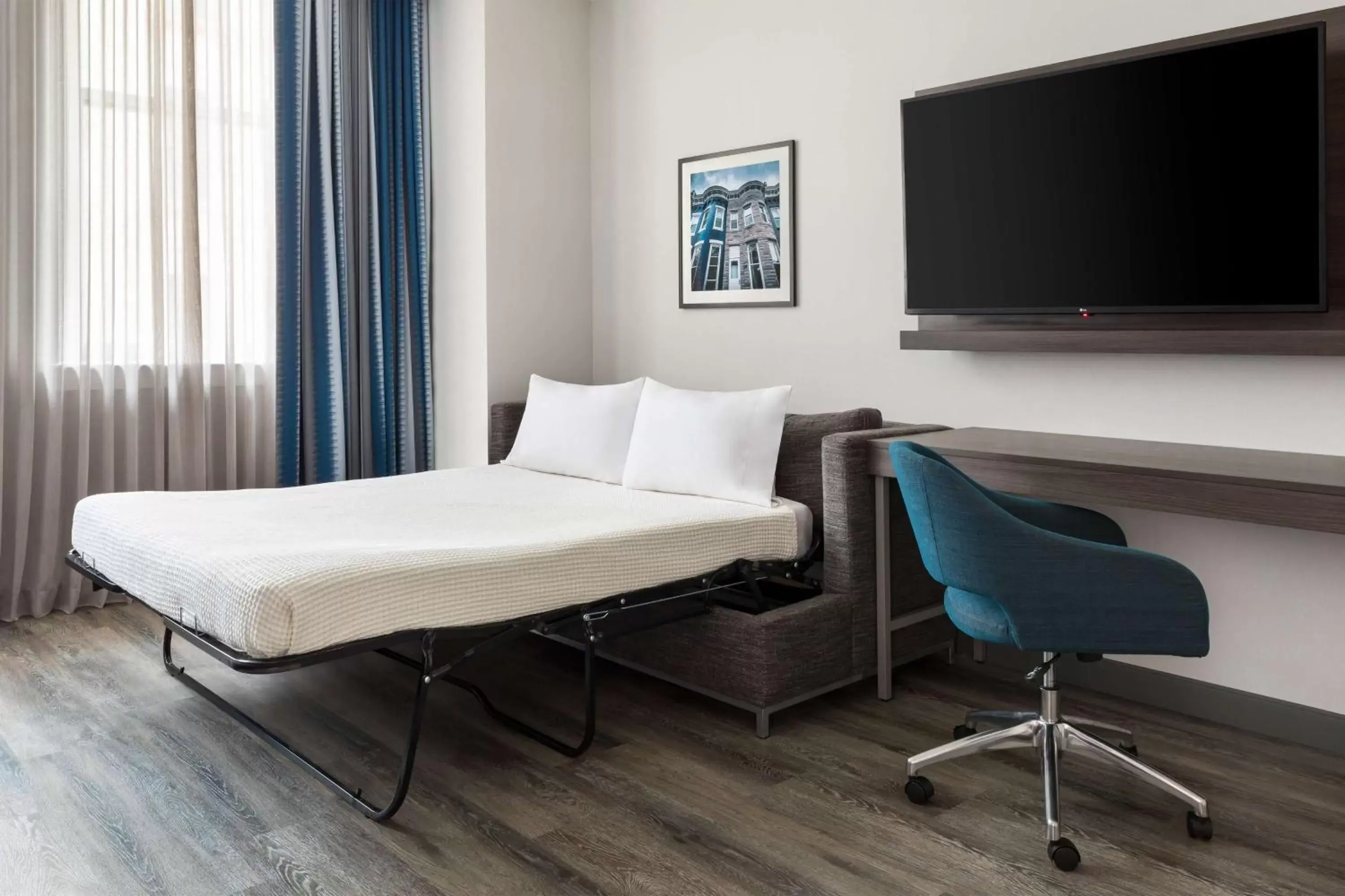 Living room, Bed in Hampton Inn & Suites Baltimore Inner Harbor