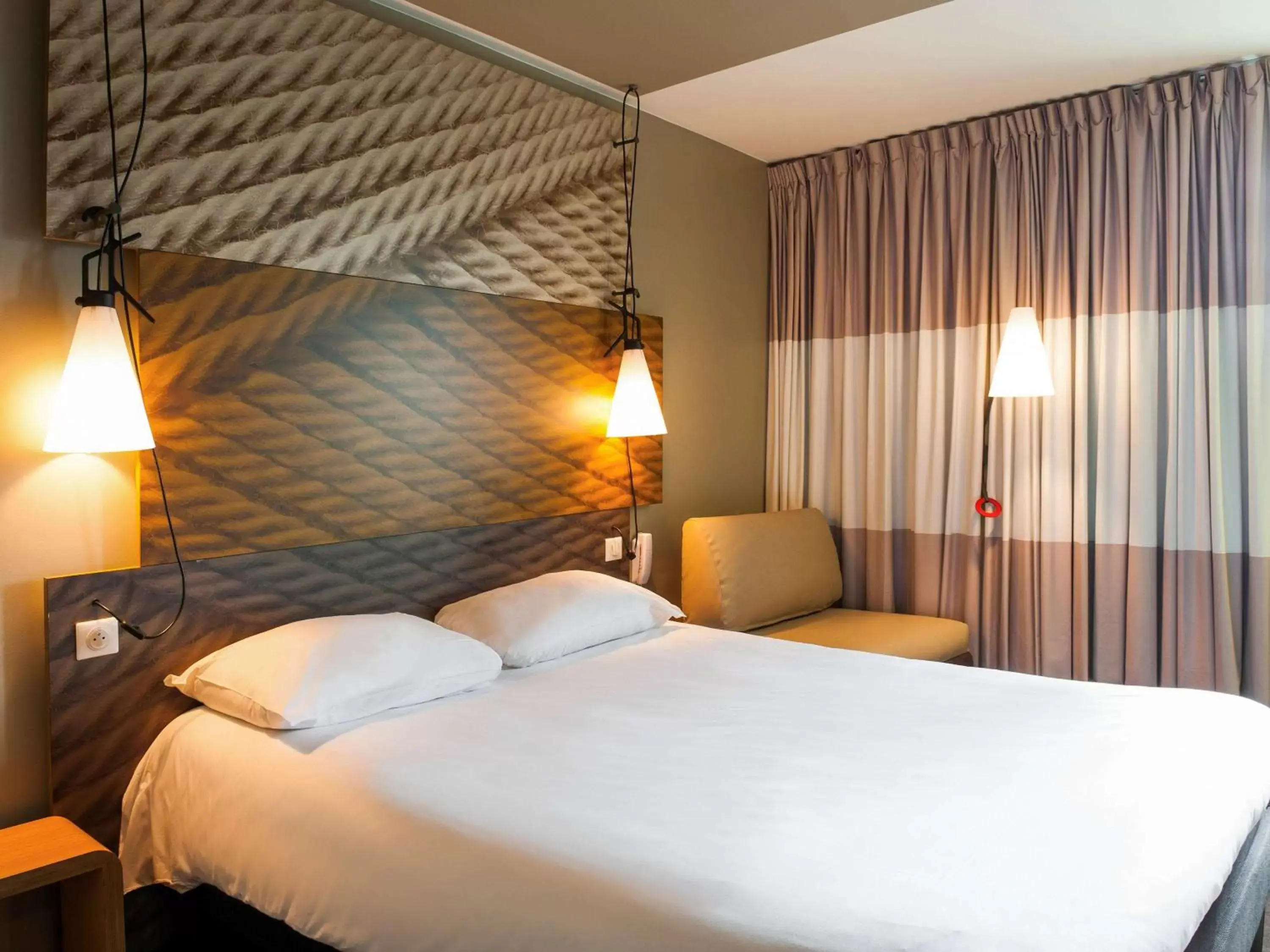 Bedroom, Bed in ibis Paris La Defense Courbevoie