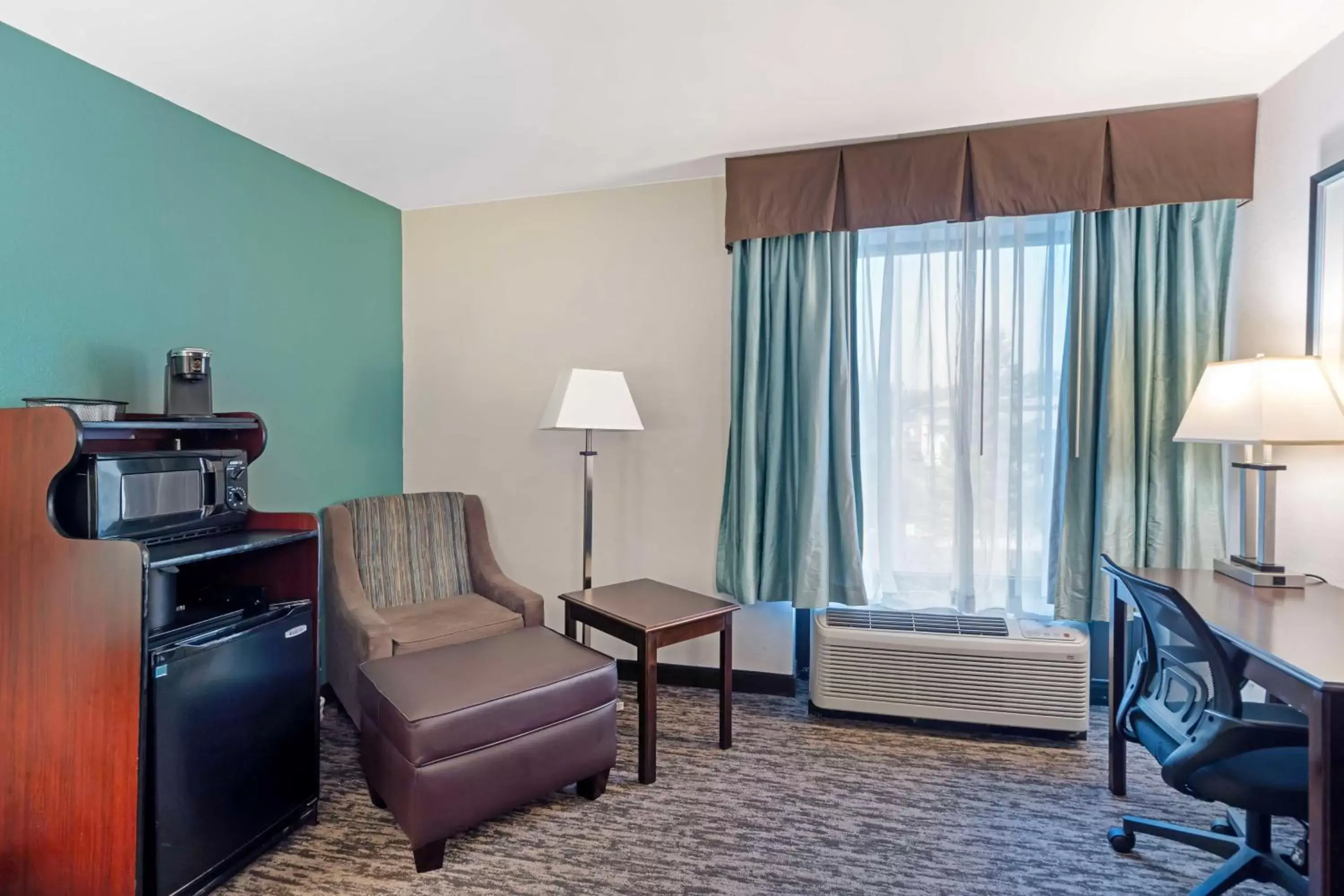 Bedroom, Seating Area in Best Western Plus Chicagoland - Countryside