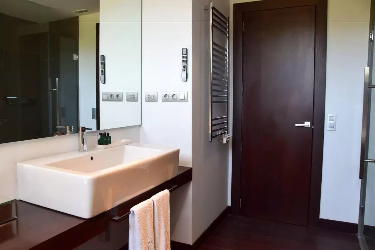 Shower, Bathroom in Hotel Ferrero - Singular's Hotels