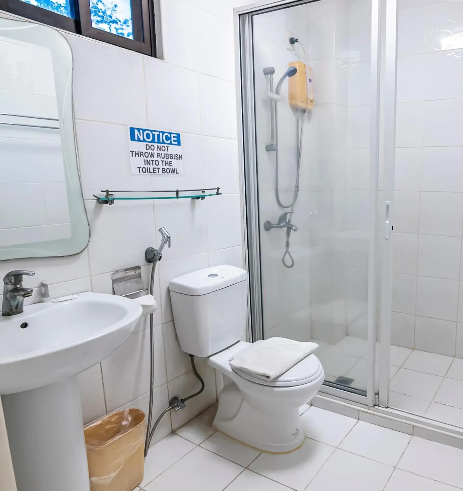 Shower, Bathroom in Kiwi Hotel