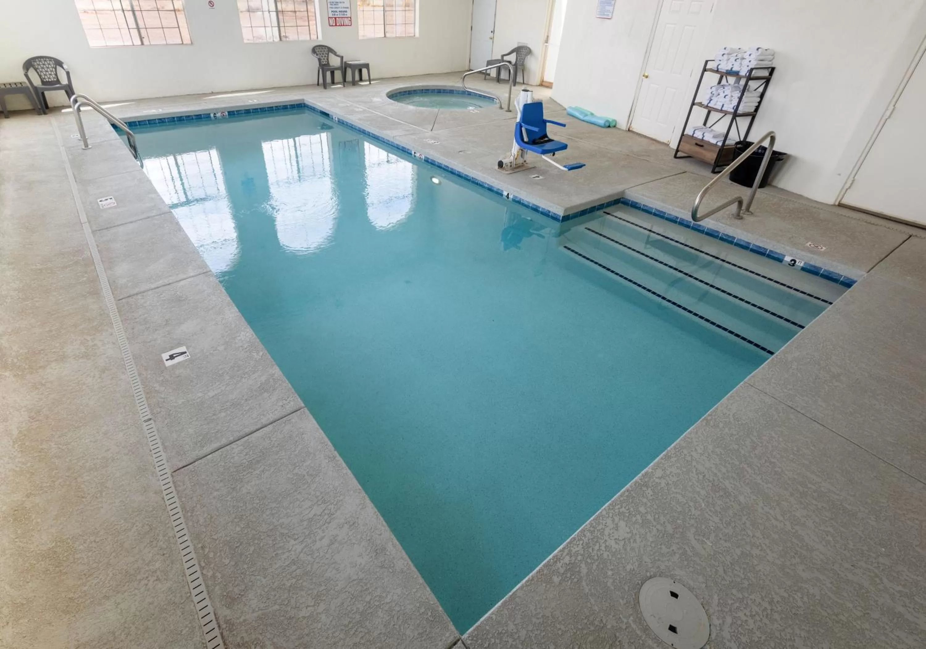 Swimming pool in Quality Inn Winslow I-40