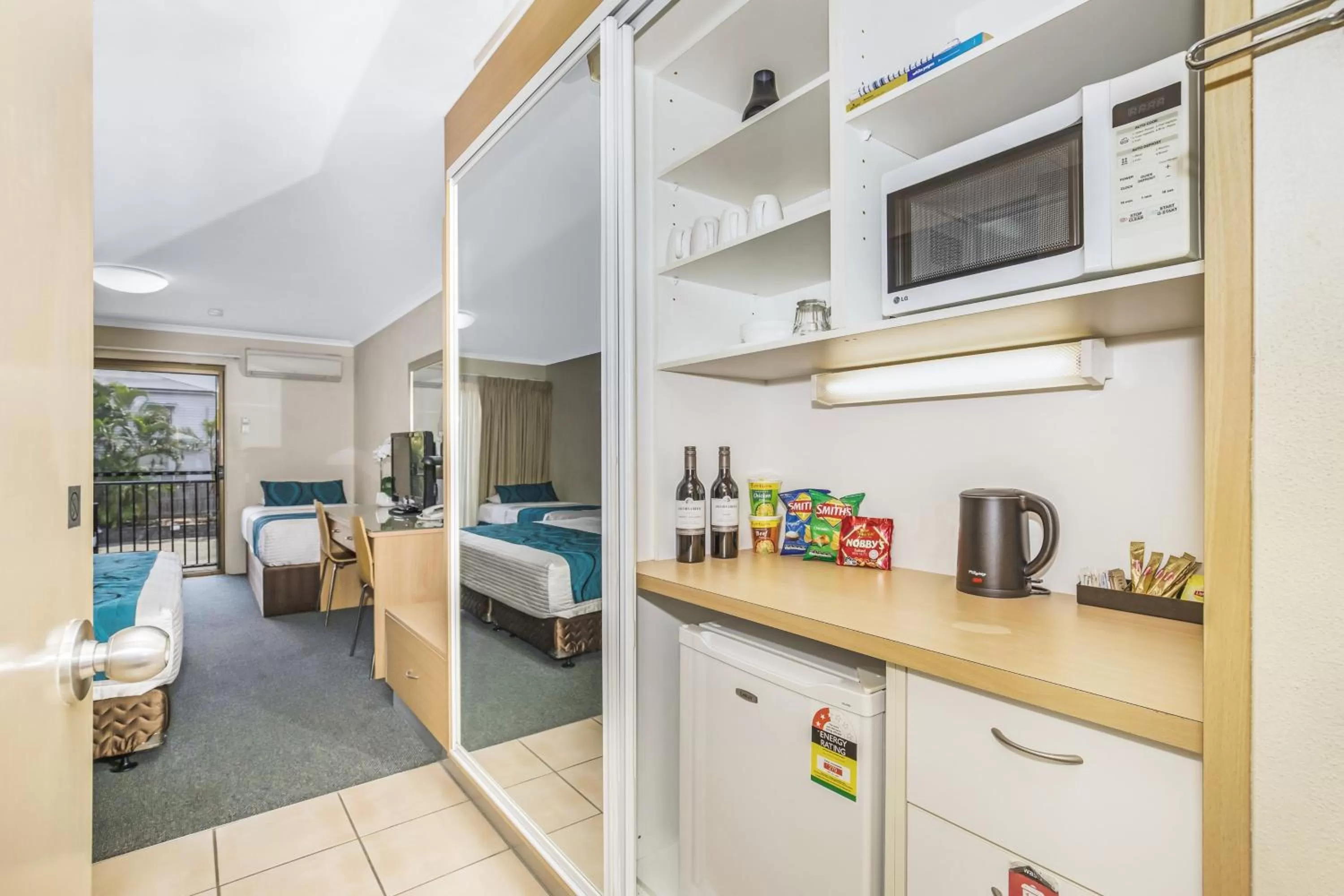 Kitchen or kitchenette, Bed in Best Western Airport 85 Motel