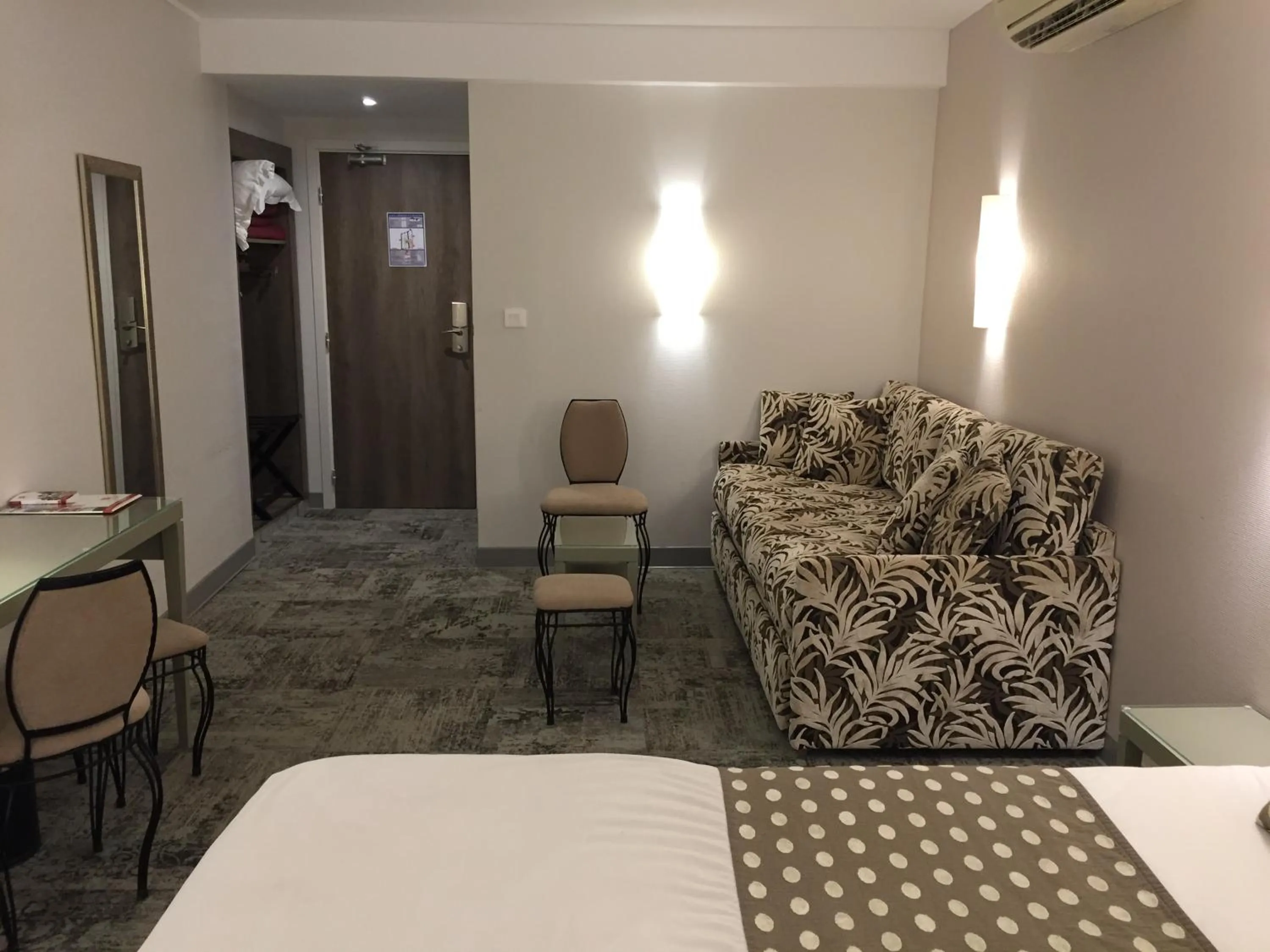 Photo of the whole room, Bed in Hotel Du Pont Vieux