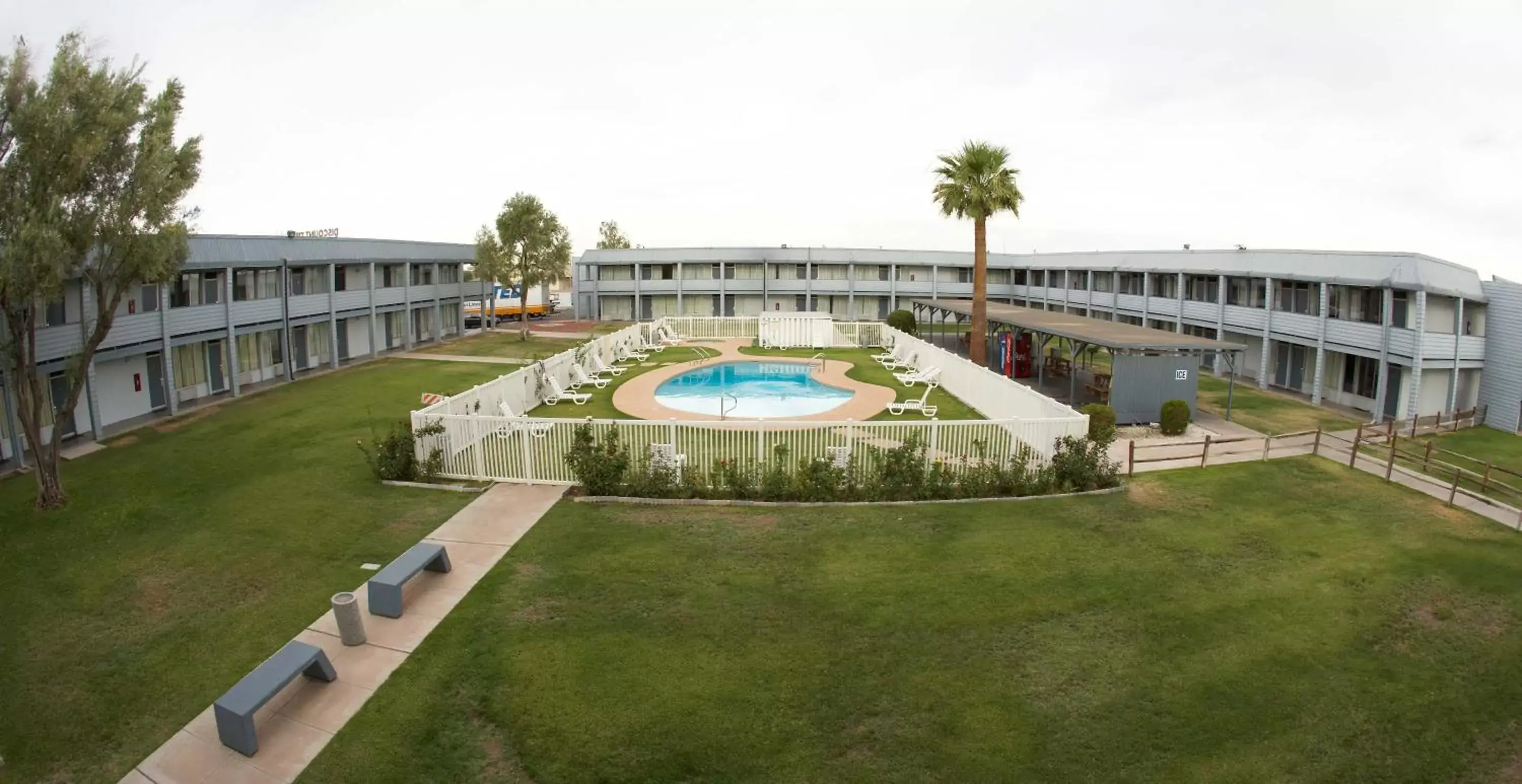 Swimming pool in EZ 8 Motel Airporter Swimming pool in EZ 8 Motel Airporter