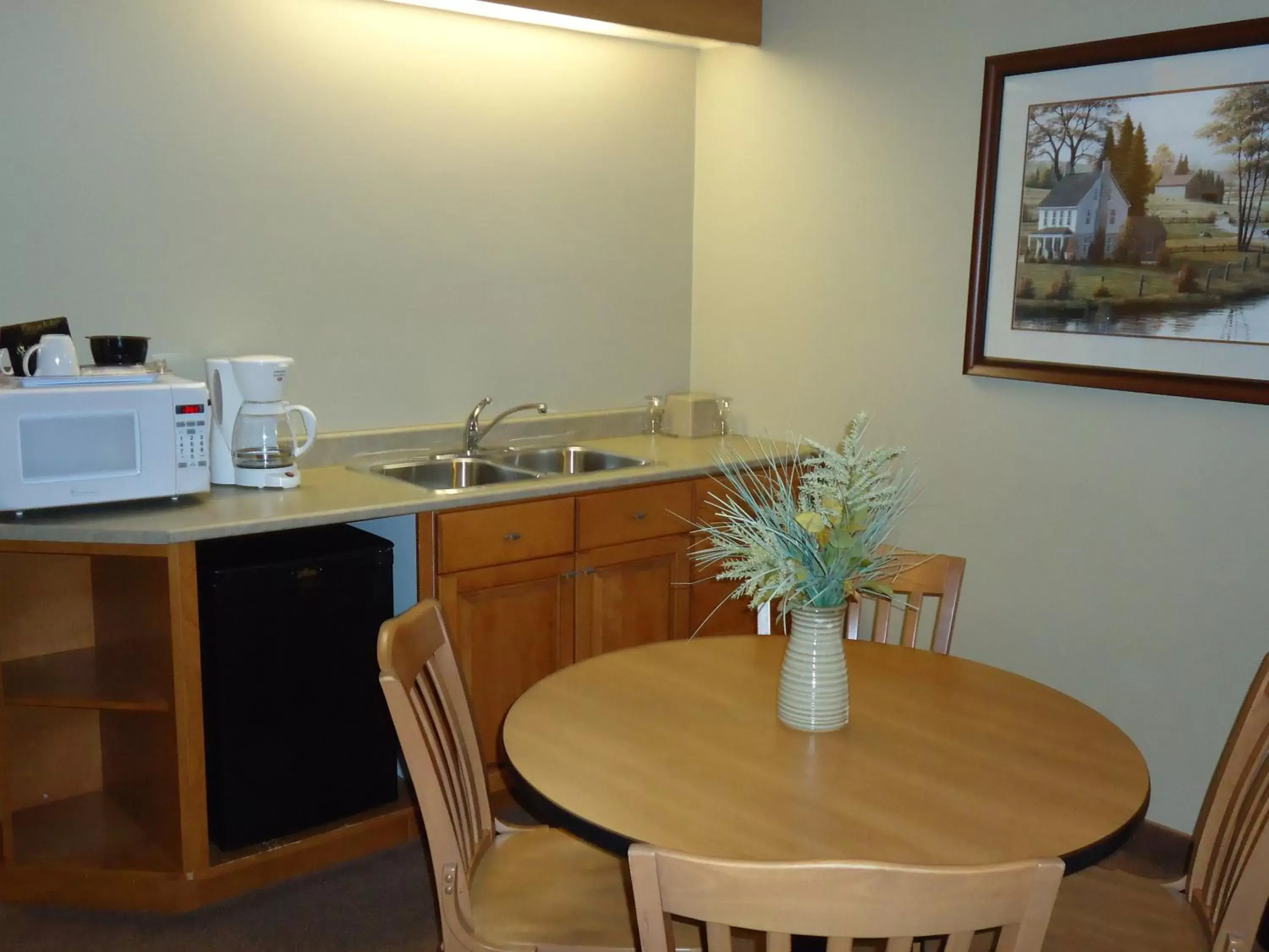 Seating area, Kitchen/Kitchenette in Auberge Bouctouche Inn & Suites