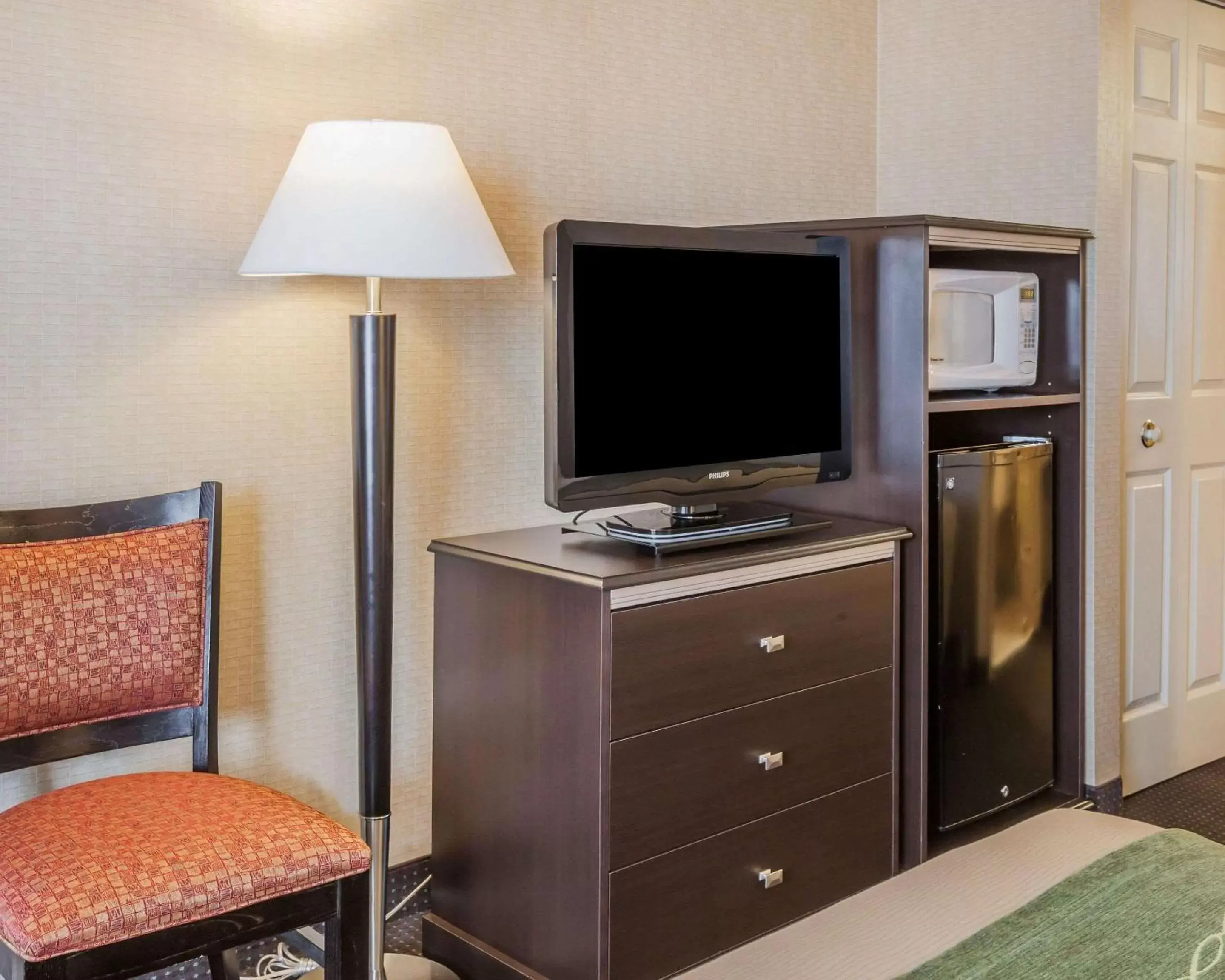 Photo of the whole room, TV/Entertainment Center in Comfort Inn On the Bay