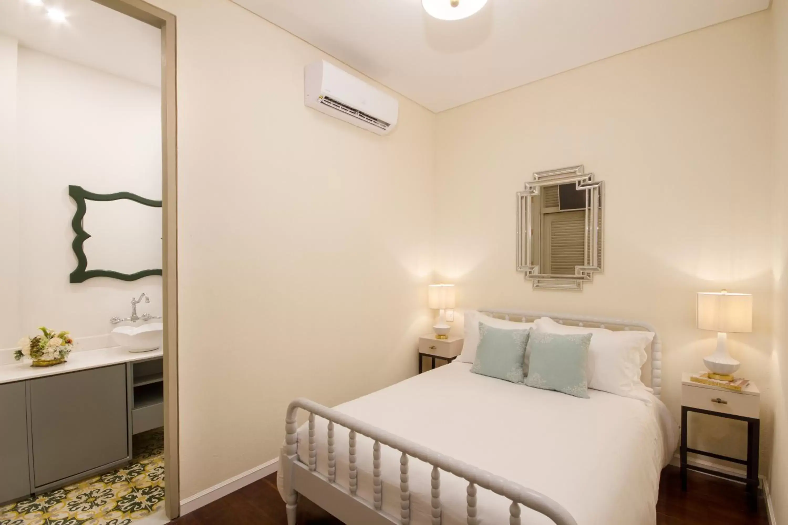 Shower, Bed in Hotel Monaguillo de Getsemaní