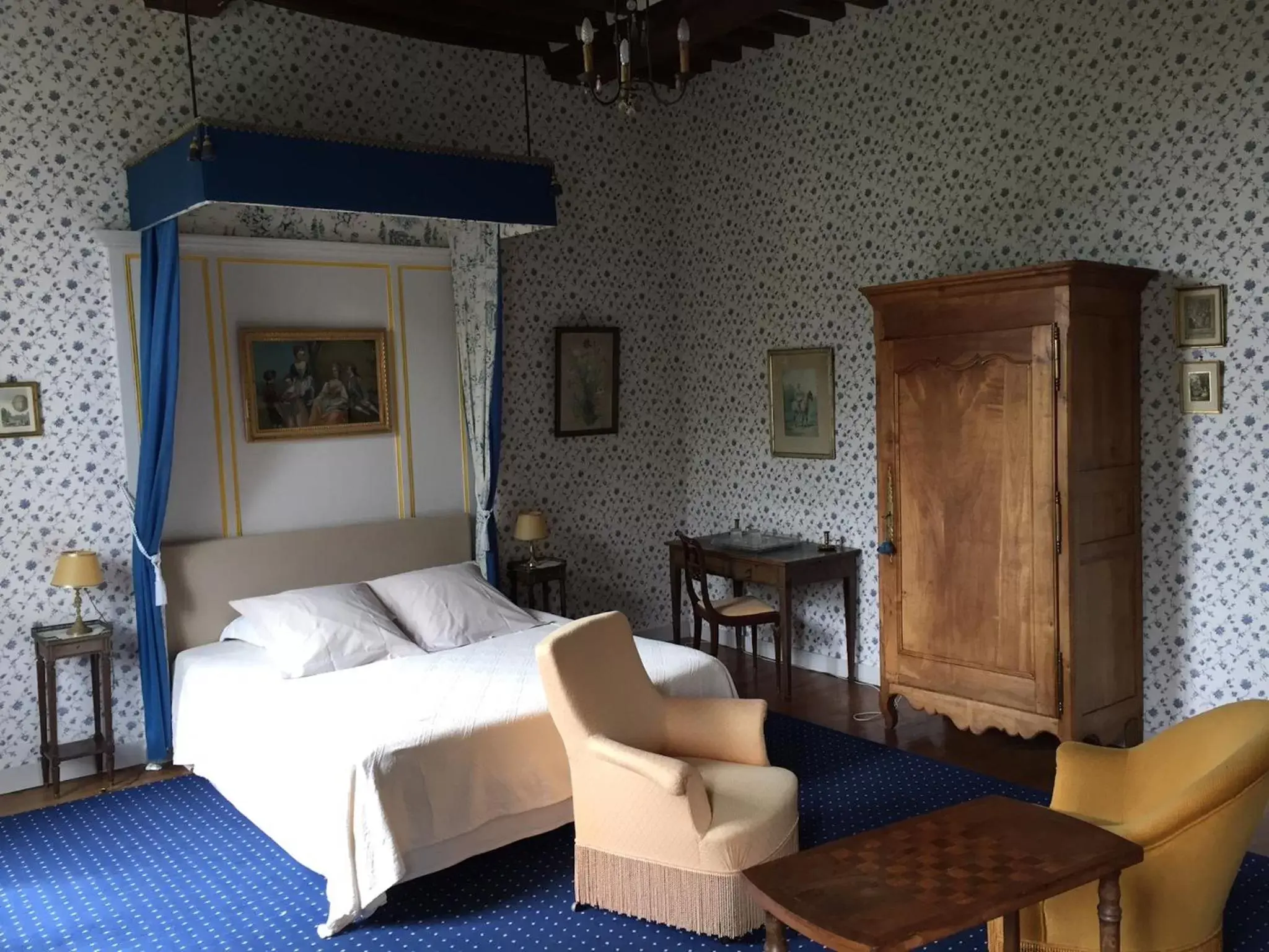 Double Room with Private Bathroom in Le Château d'Asnières en Bessin
