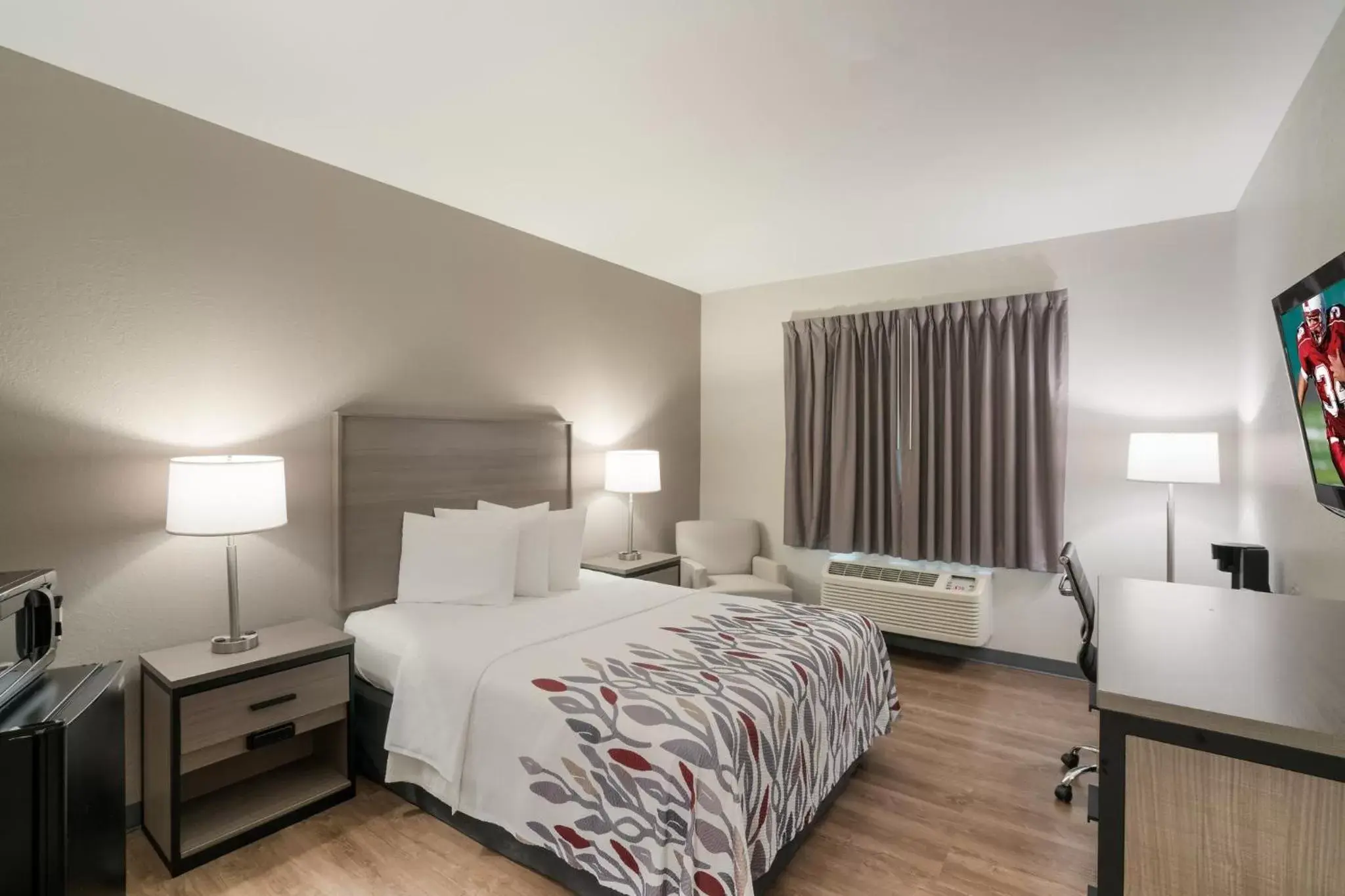 Bedroom, Bed in Red Roof Inn & Suites Carrollton, GA - West Georgia