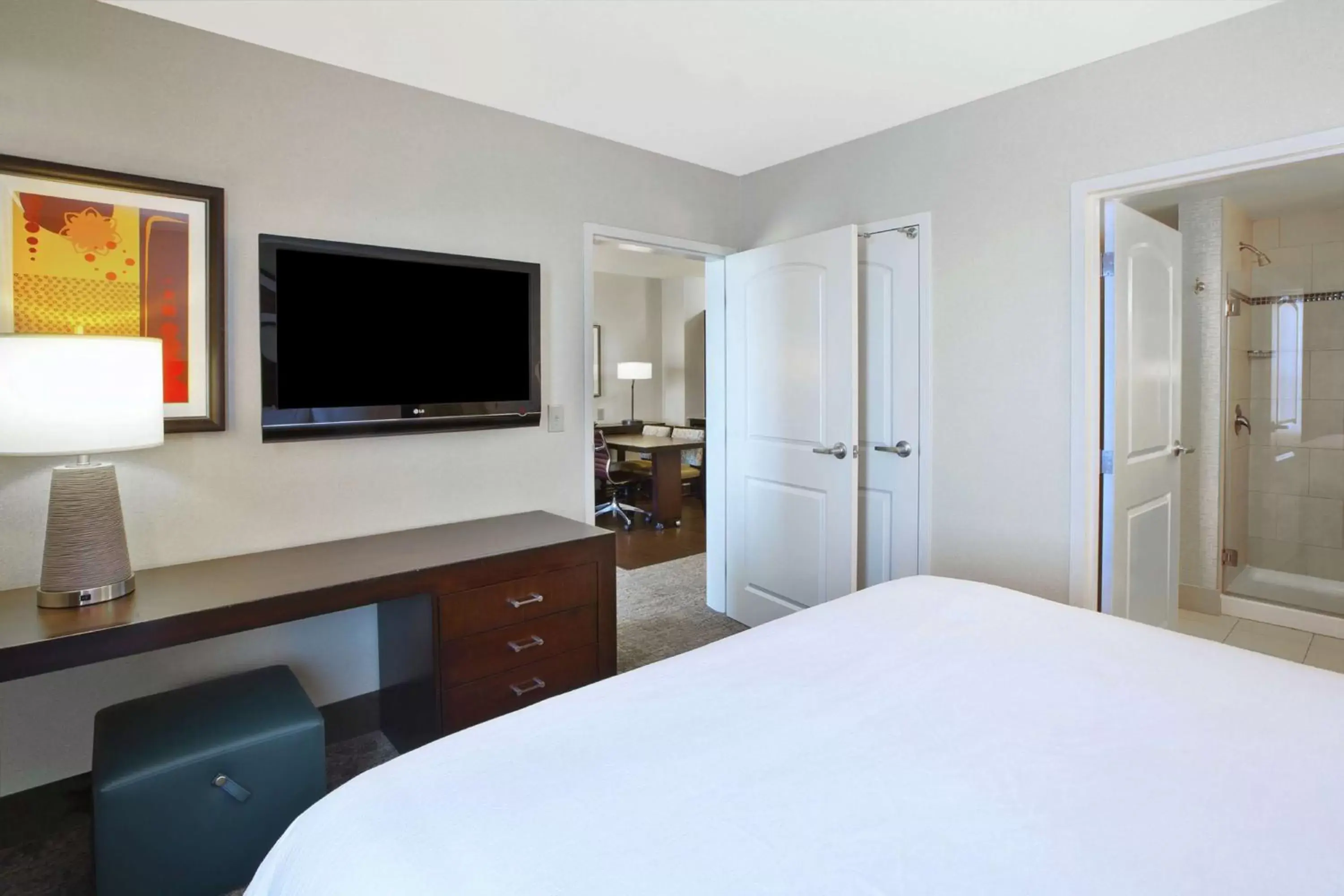 Bed, TV/Entertainment Center in Embassy Suites Columbus - Airport