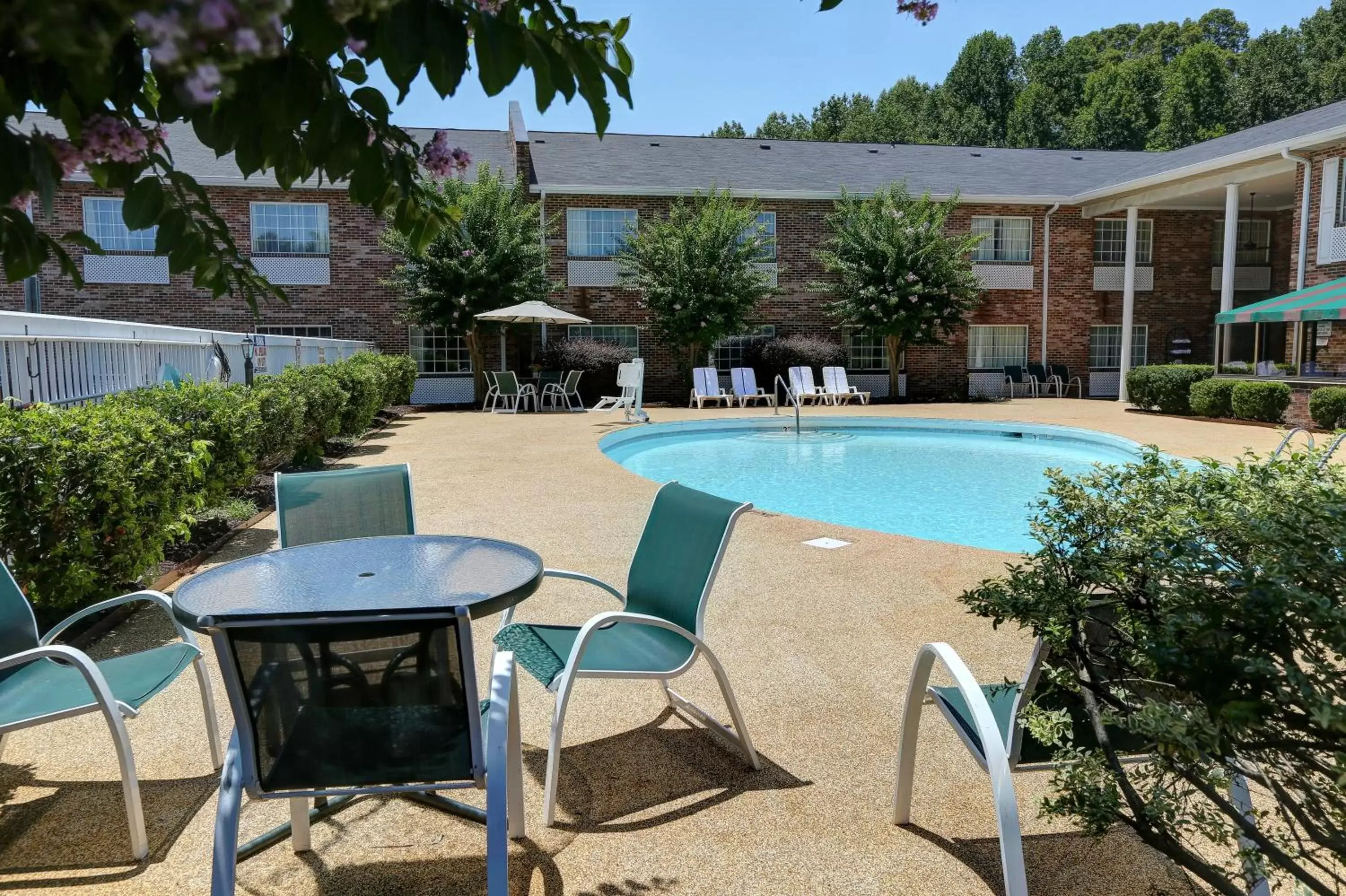 Property building, Patio/Outdoor Area in Country Inn & Suites by Radisson, Charlotte I-85 Airport, NC