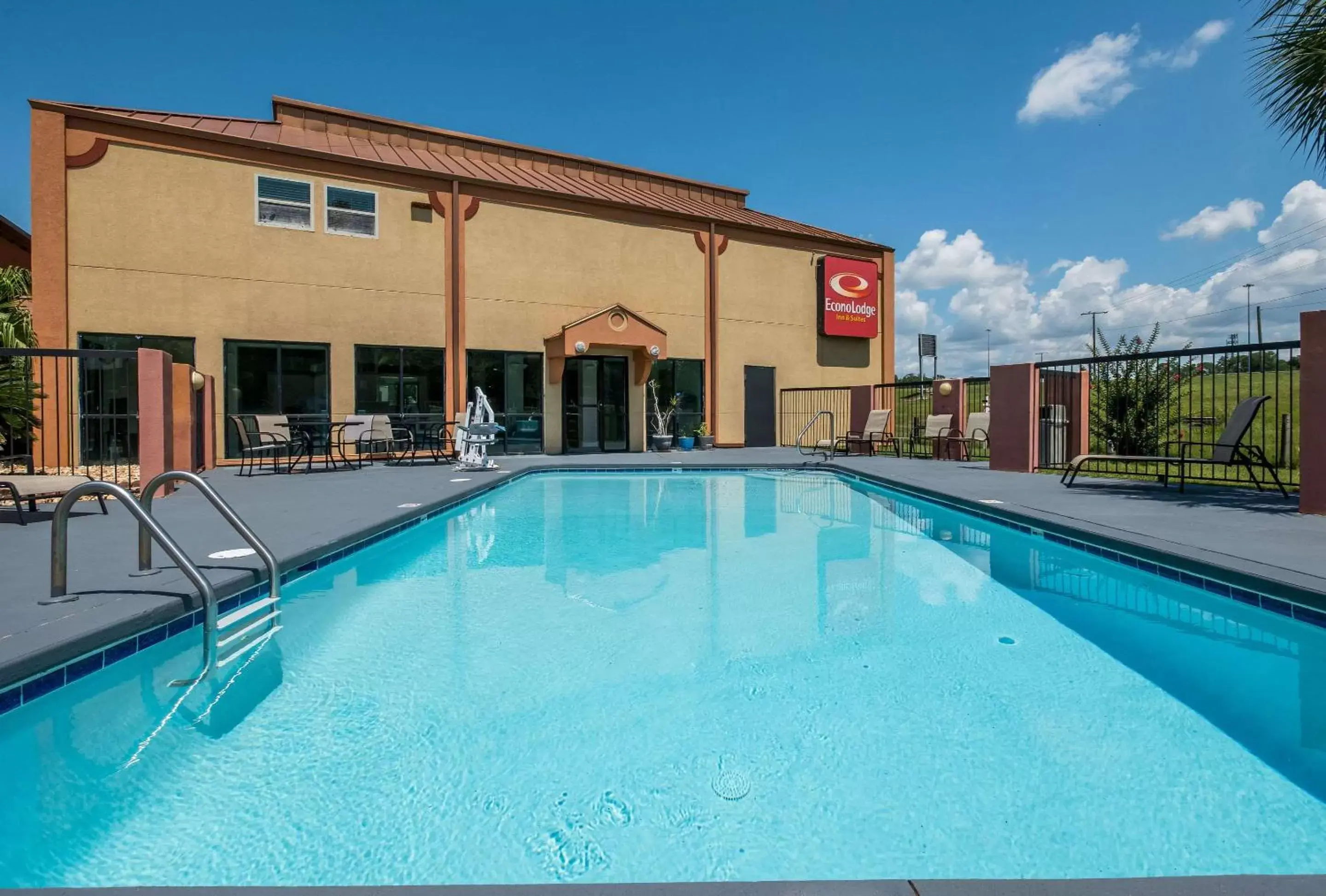 Swimming Pool in Econolodge Inn & Suites