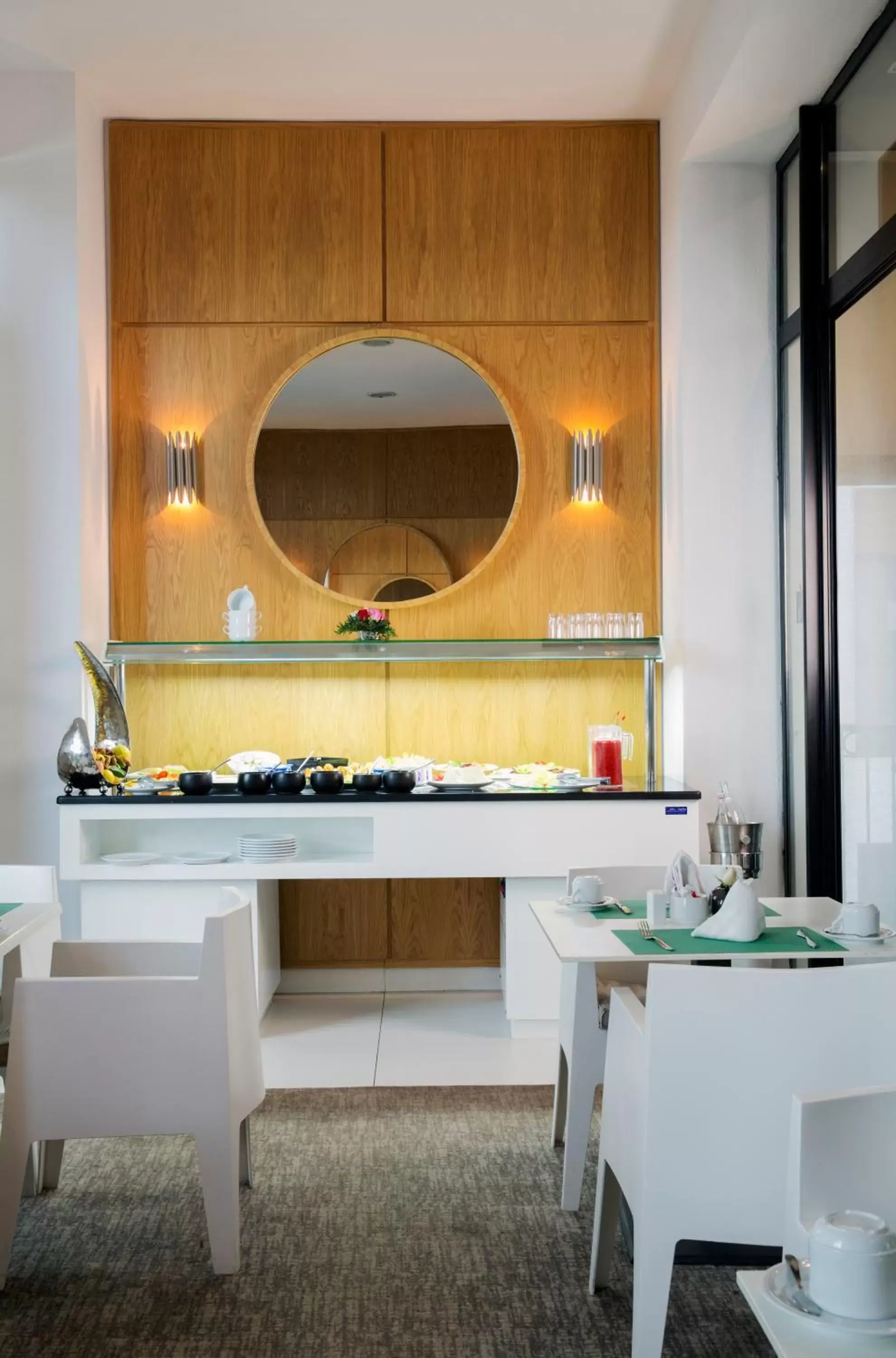 Buffet breakfast, Kitchen/Kitchenette in Dar El Marsa Hotel & Spa