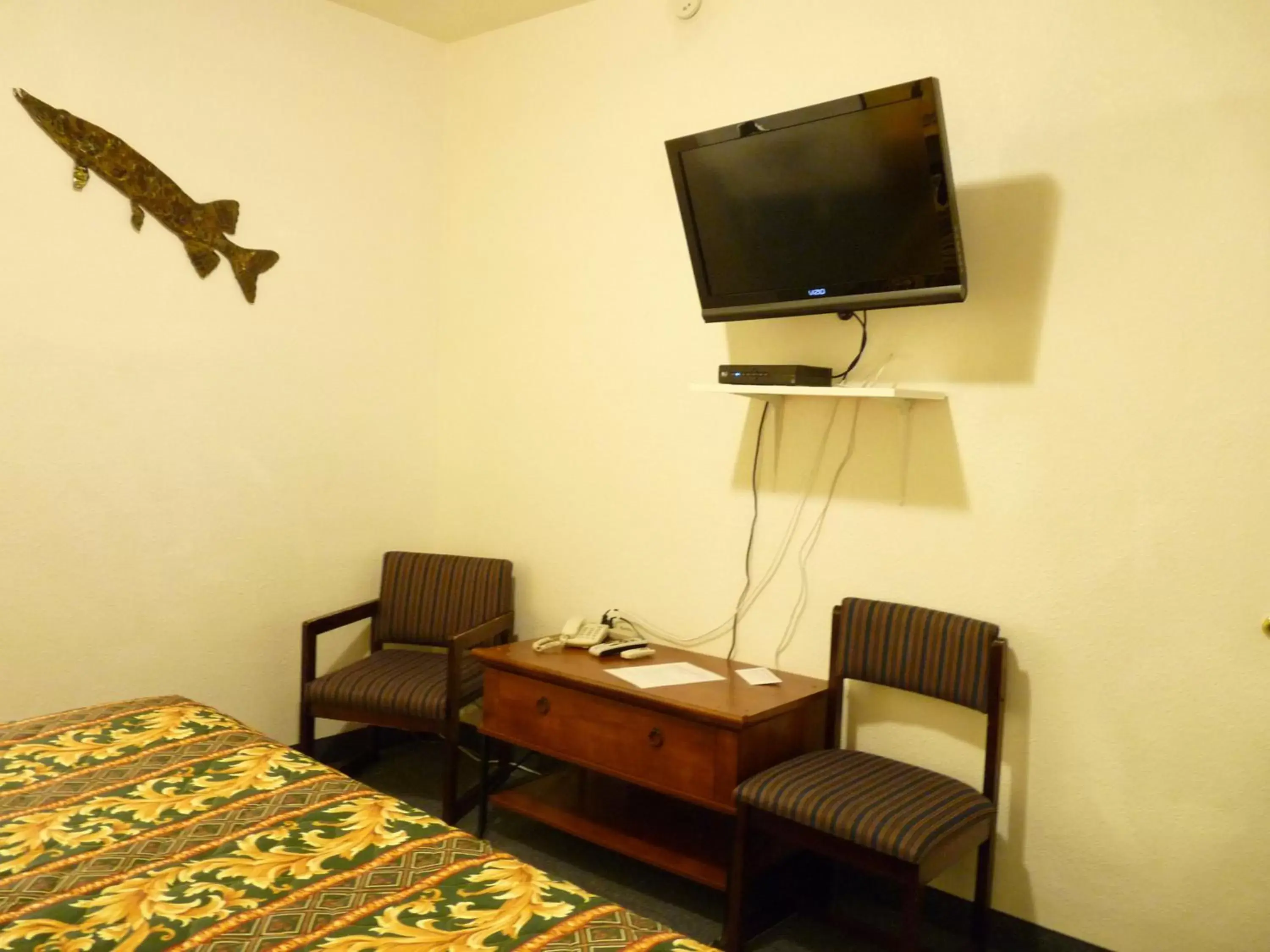 Seating area, TV/Entertainment Center in Supai Motel