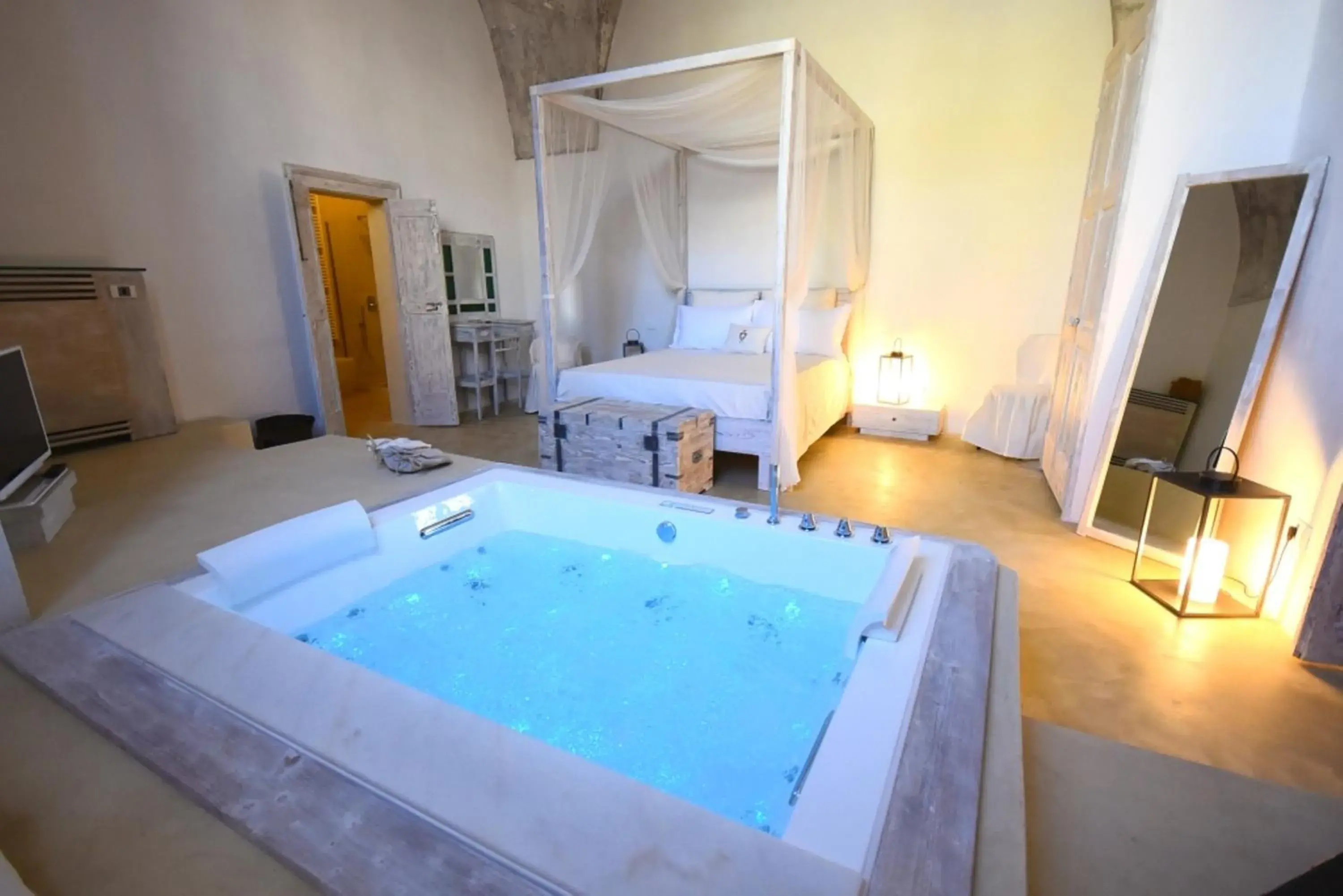 Hot Tub, Swimming Pool in Palazzo Castriota Scanderberg